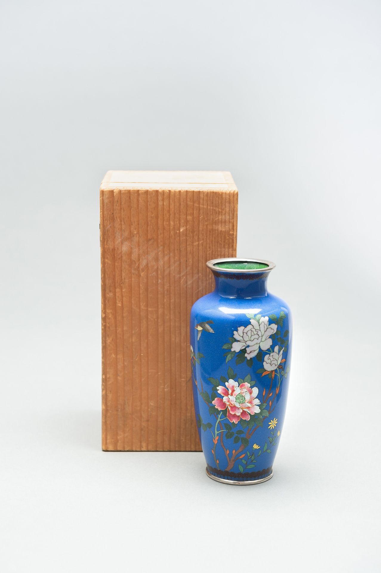 A BLUE CLOISONNÃ‰ ENAMEL VASE WITH PEONIES - Bild 2 aus 11