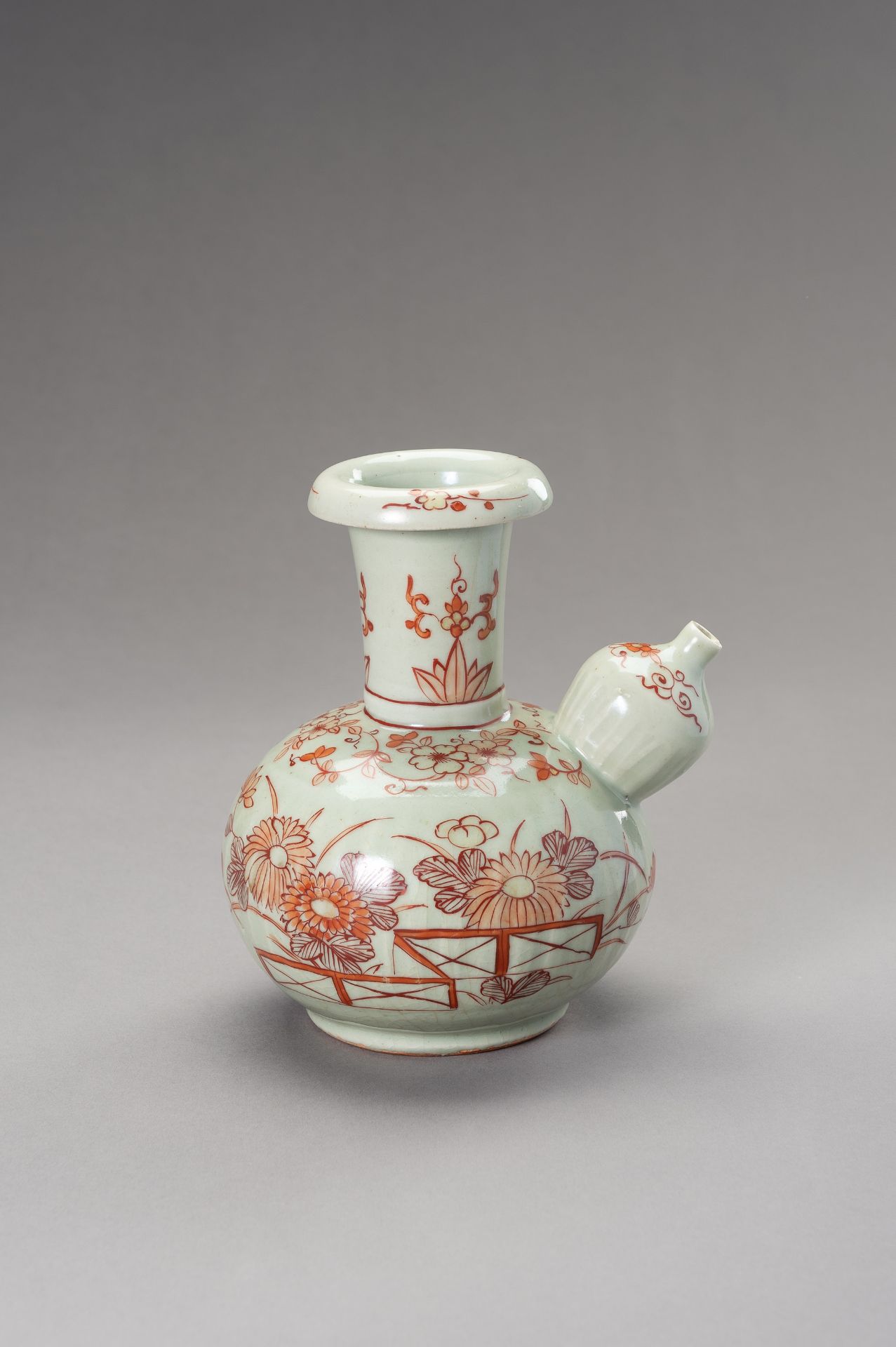 AN IMARI CELADON GROUND POURING VESSEL, KENDI, EDO PERIOD - Bild 10 aus 11