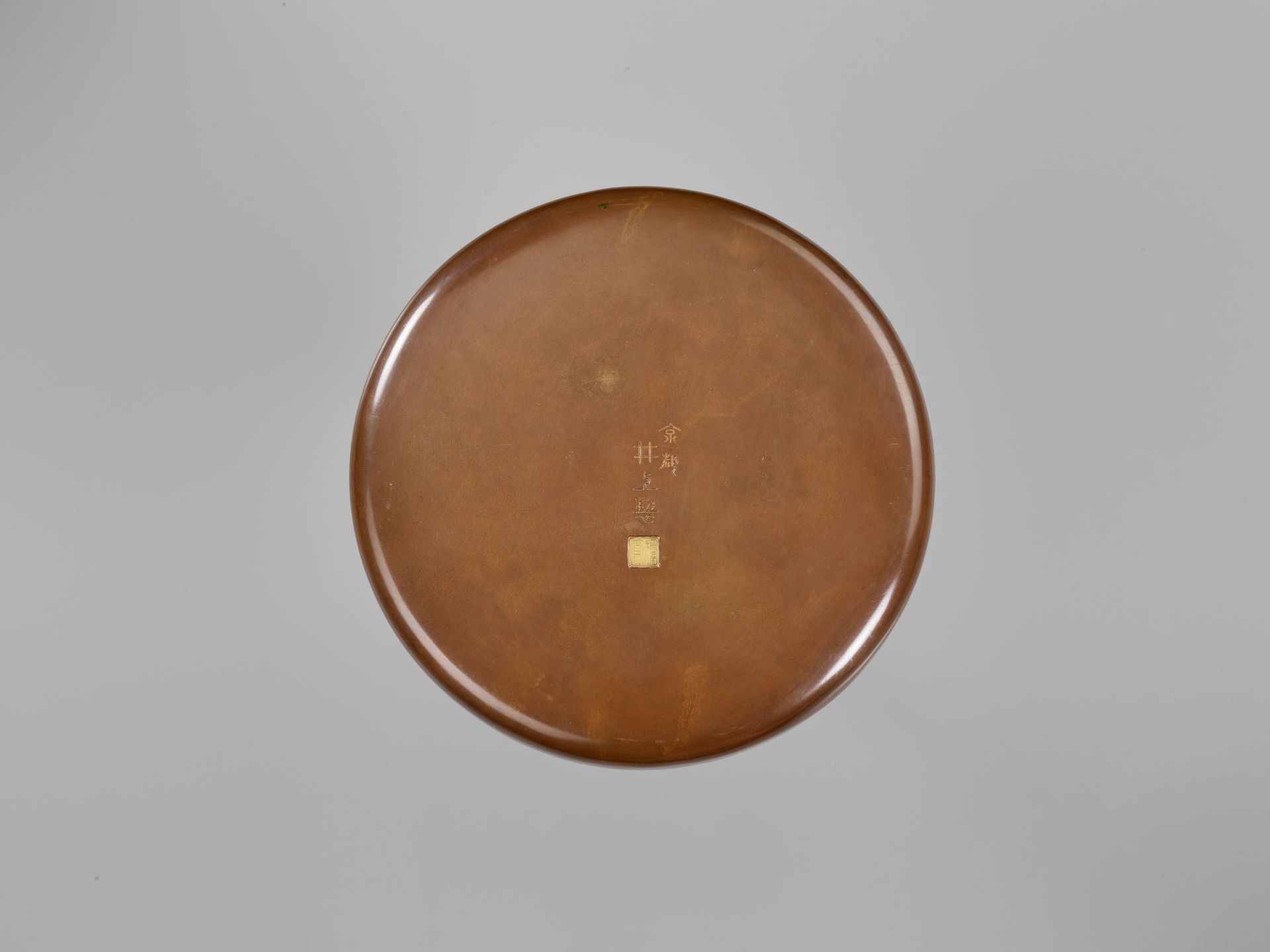 INOUE OF KYOTO: A SUPERB AND LARGE CIRCULAR INLAID BRONZE BOX AND COVER - Bild 8 aus 9