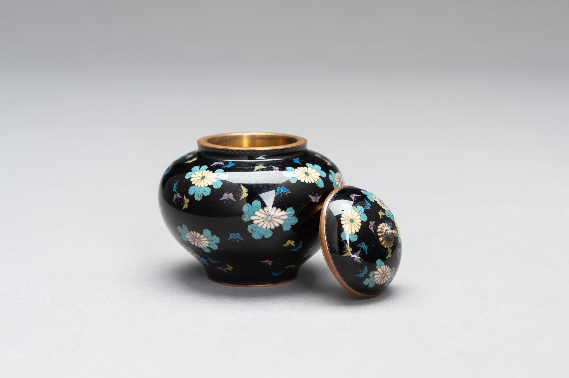 A CLOISONNÃ‰ ENAMEL MINIATURE VASE WITH COVER - Bild 6 aus 9