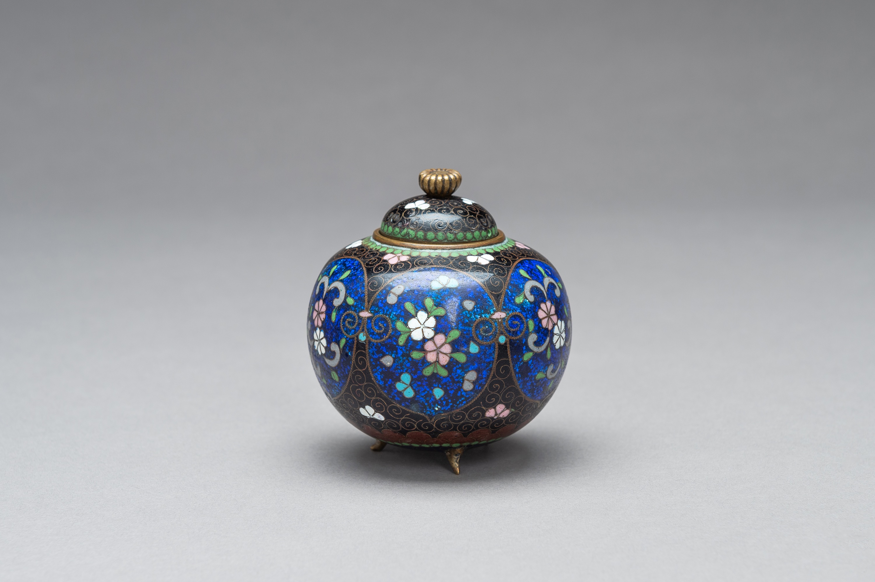 A CLOISONNÃ‰ KORO WITH COVER - Image 2 of 10