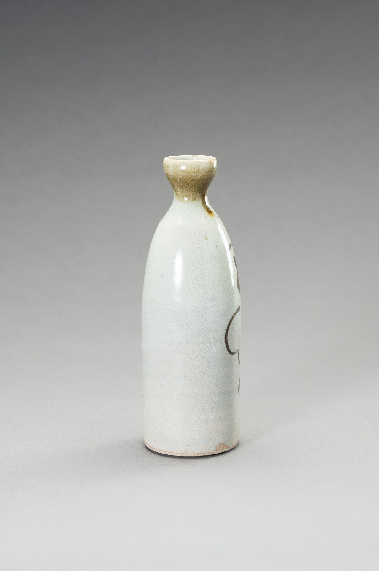 A PARTLY GLAZED CERAMIC SAKE BOTTLE - Bild 5 aus 8