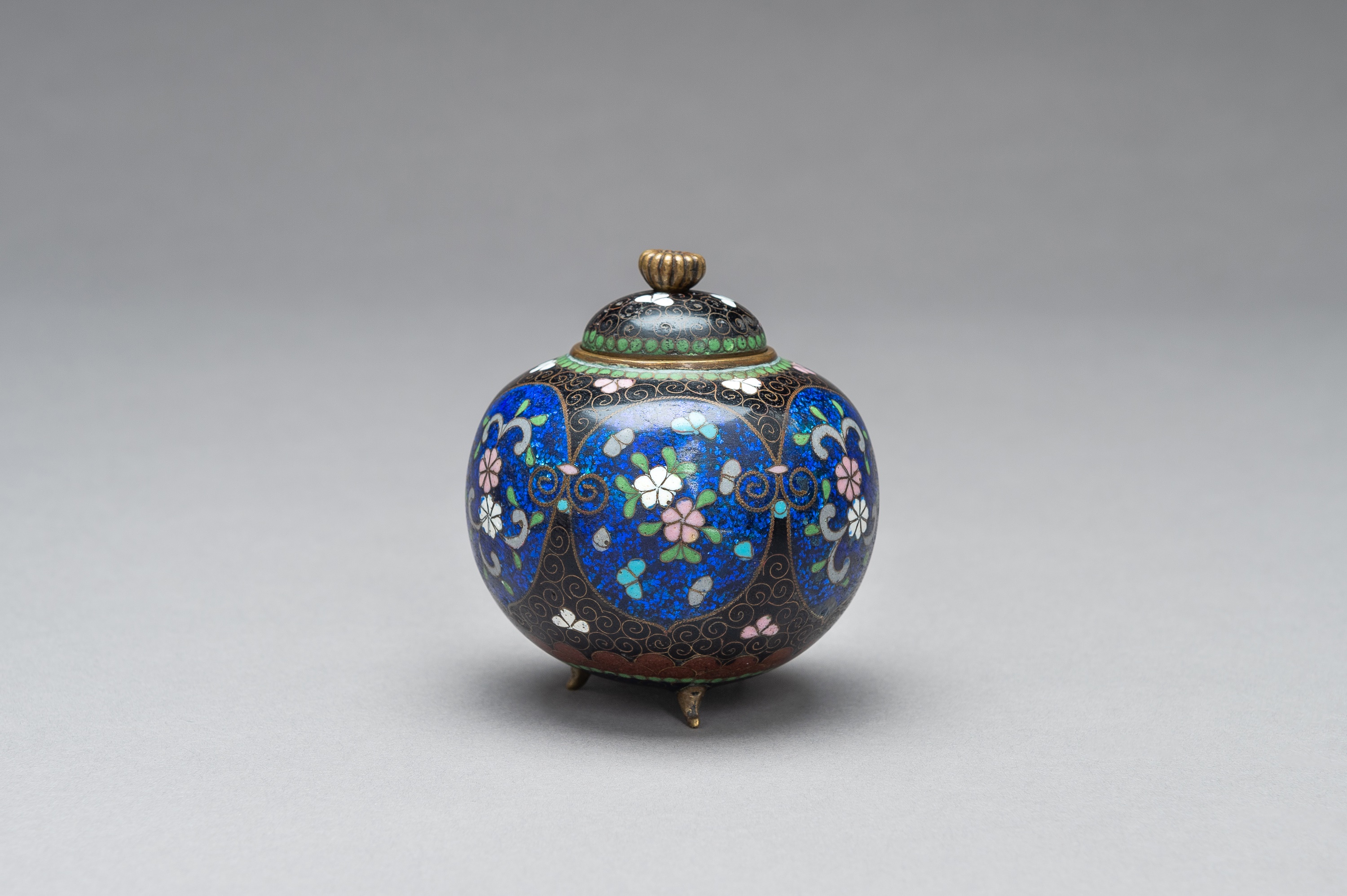 A CLOISONNÃ‰ KORO WITH COVER - Image 4 of 10