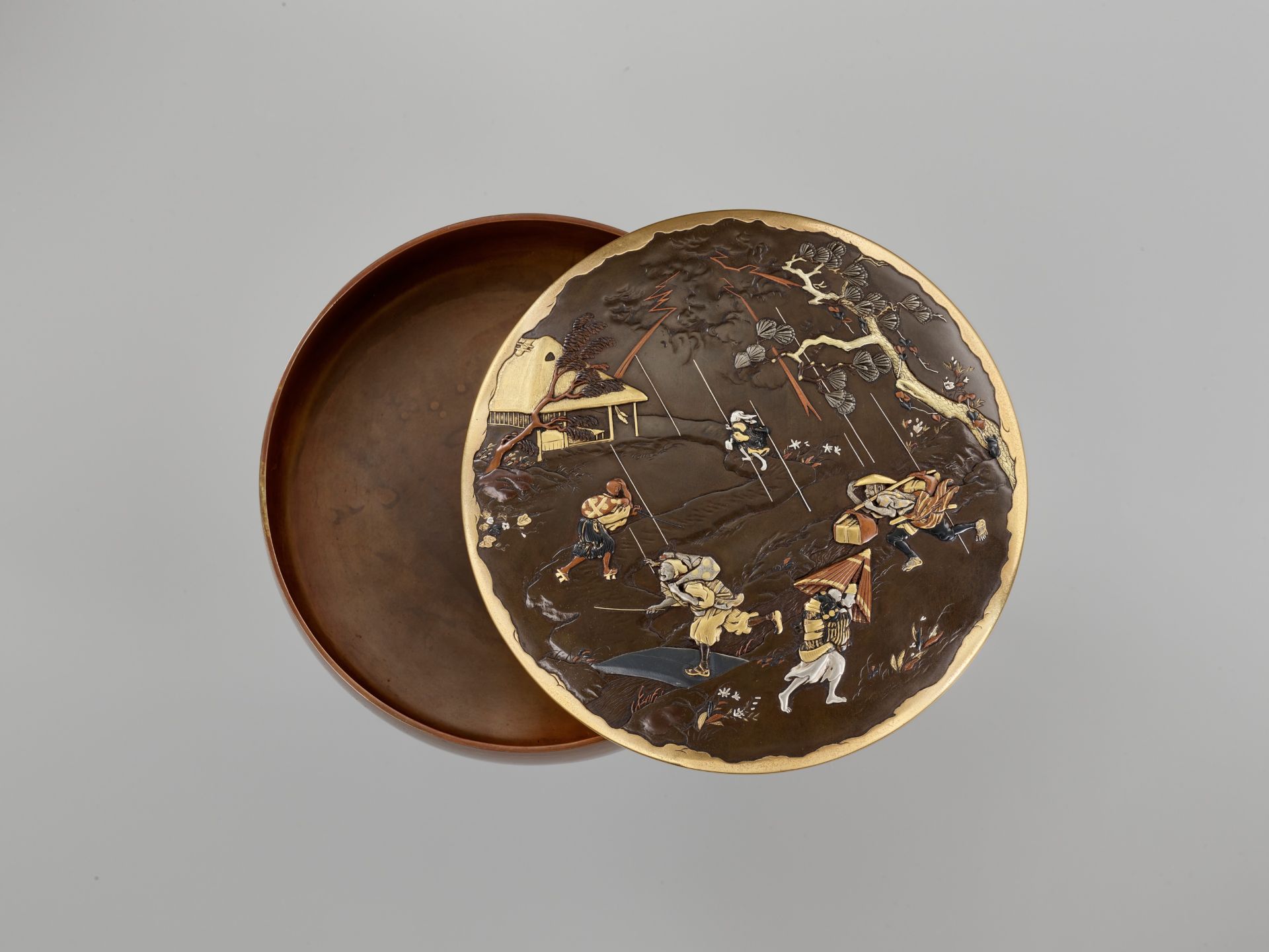INOUE OF KYOTO: A SUPERB AND LARGE CIRCULAR INLAID BRONZE BOX AND COVER - Bild 4 aus 9