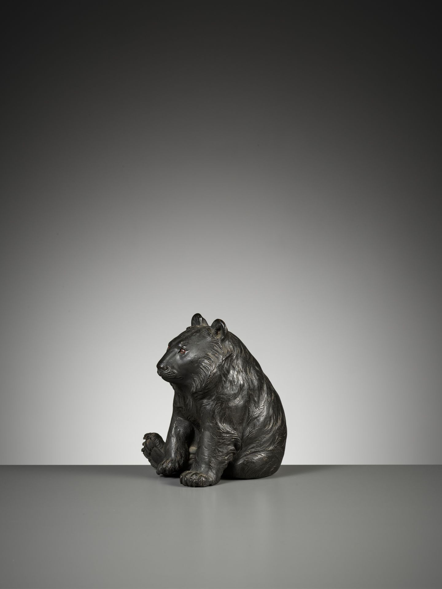OMORI MITSUMOTO: A RARE AND CHARMING BRONZE OKIMONO OF A BEAR - Bild 6 aus 11