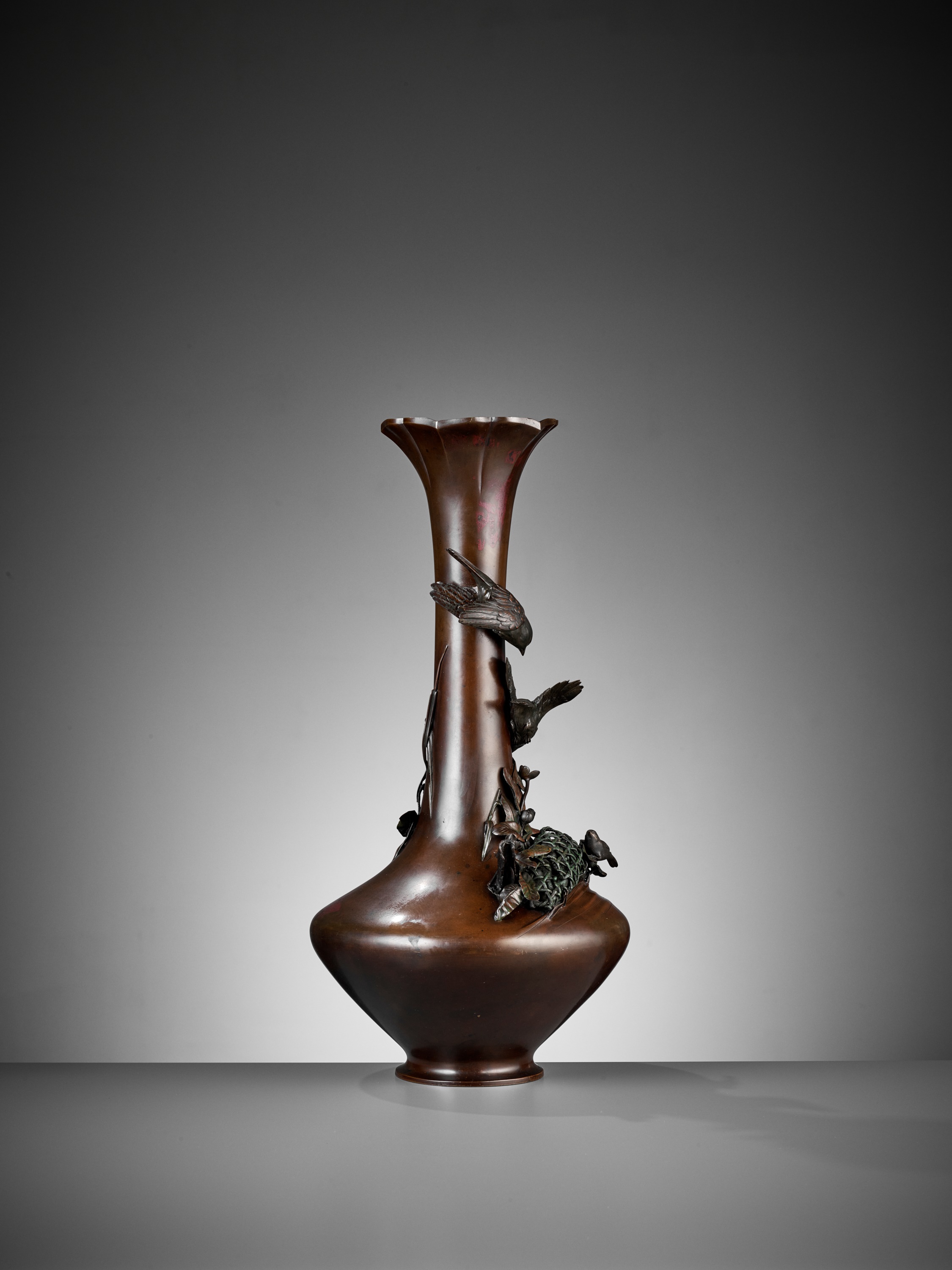 A LARGE INLAID BRONZE VASE WITH SPARROWS - Image 6 of 9