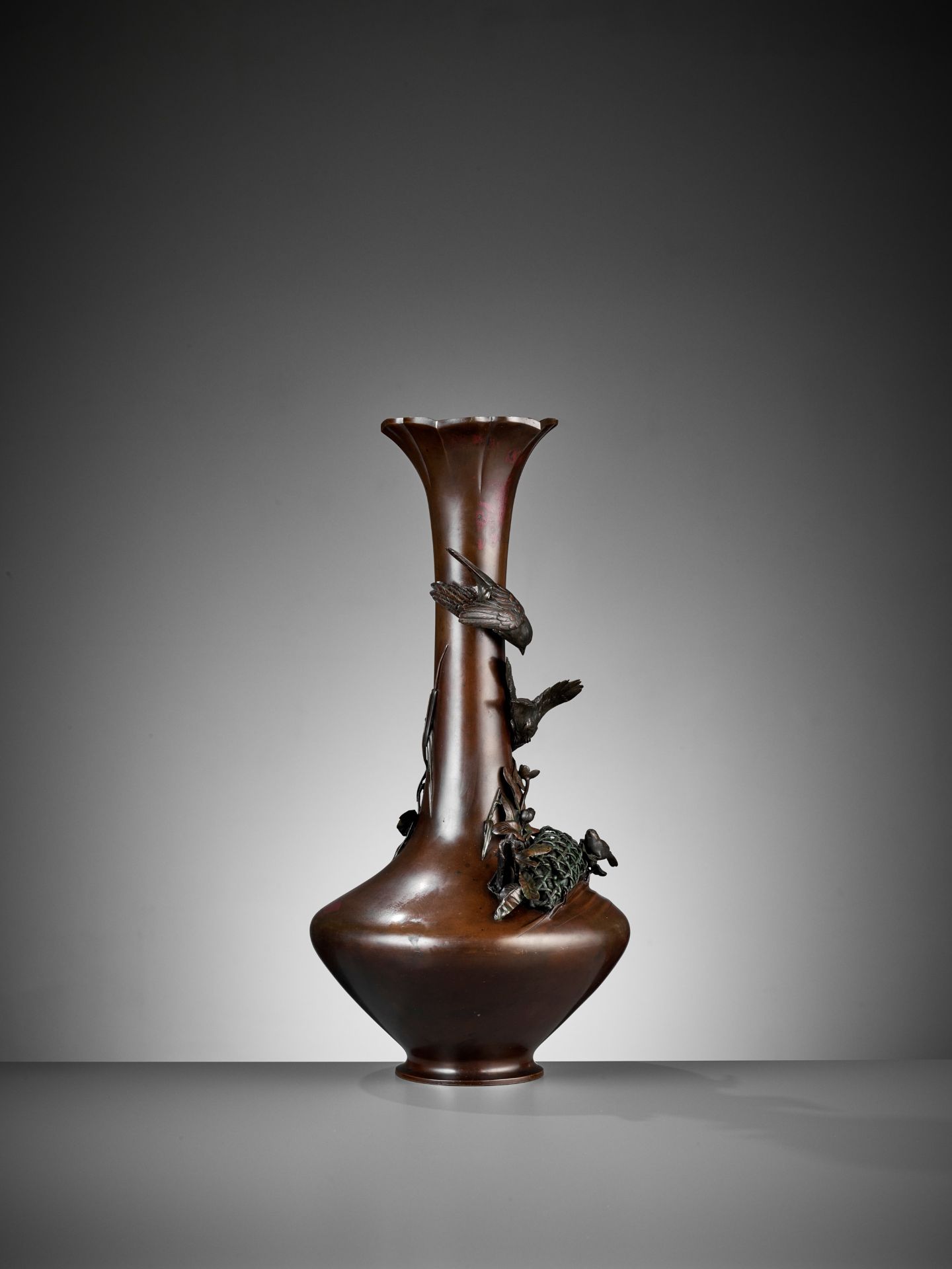 A LARGE INLAID BRONZE VASE WITH SPARROWS - Bild 6 aus 9