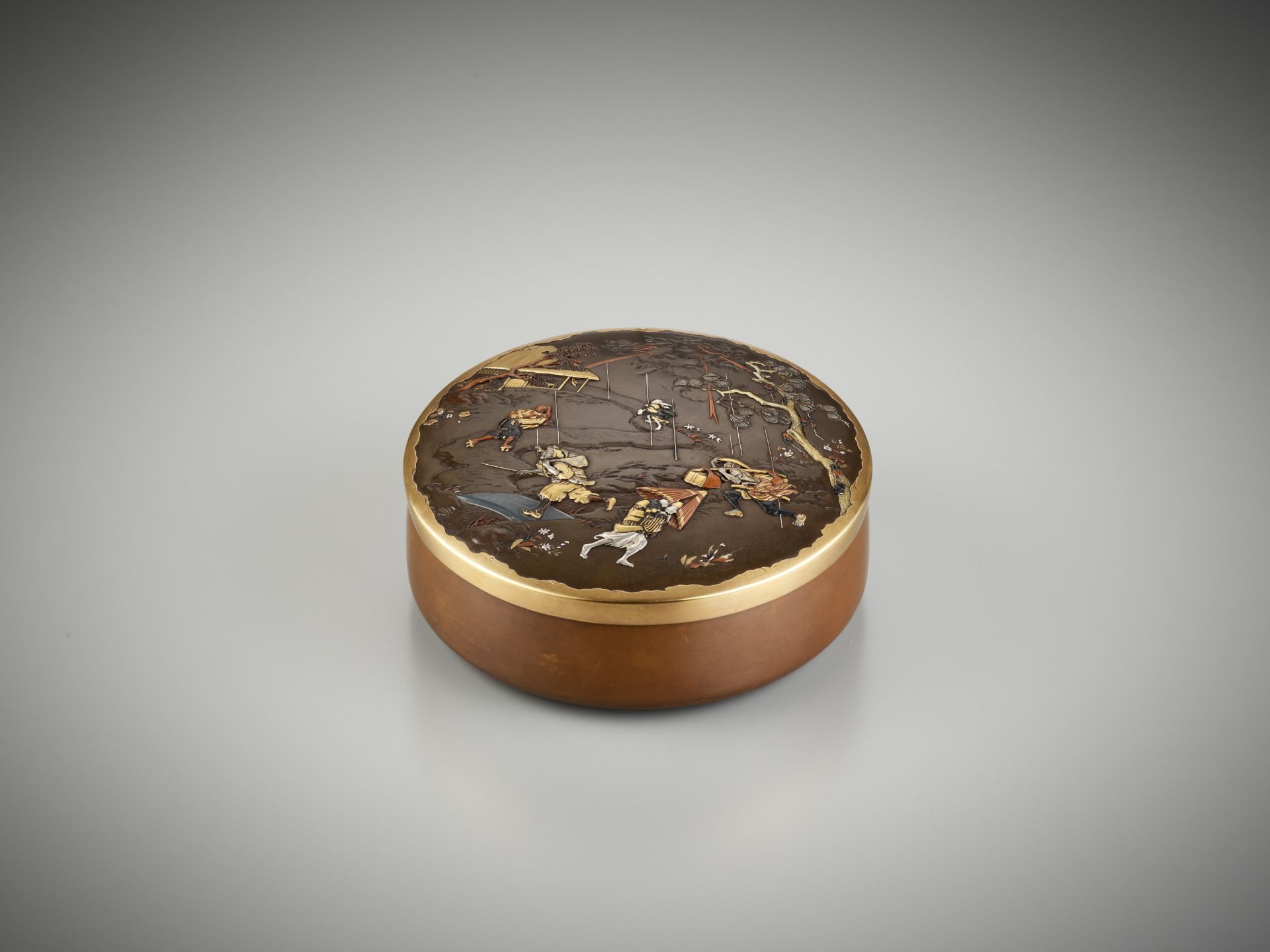 INOUE OF KYOTO: A SUPERB AND LARGE CIRCULAR INLAID BRONZE BOX AND COVER - Bild 2 aus 9