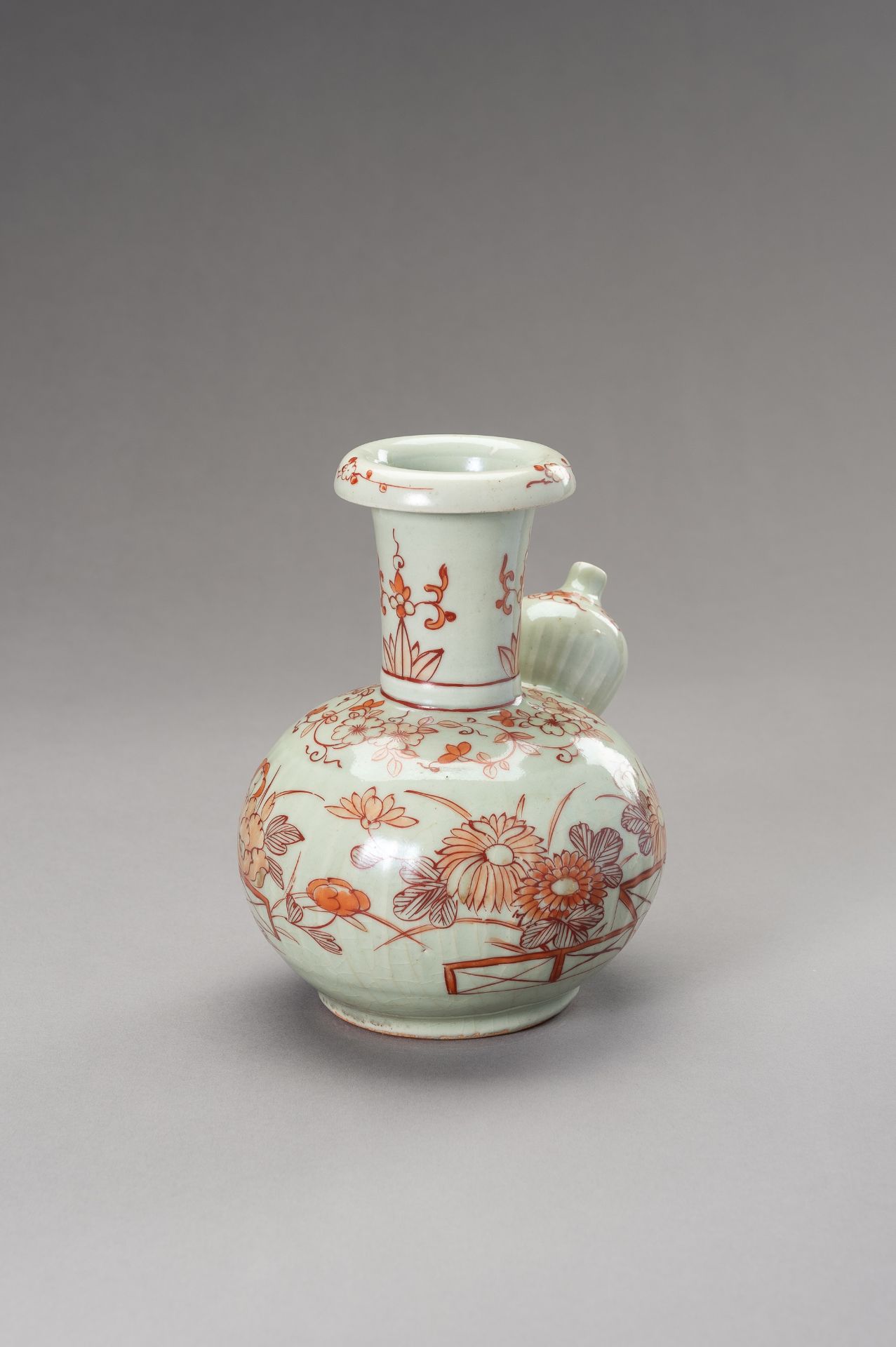 AN IMARI CELADON GROUND POURING VESSEL, KENDI, EDO PERIOD - Bild 4 aus 11