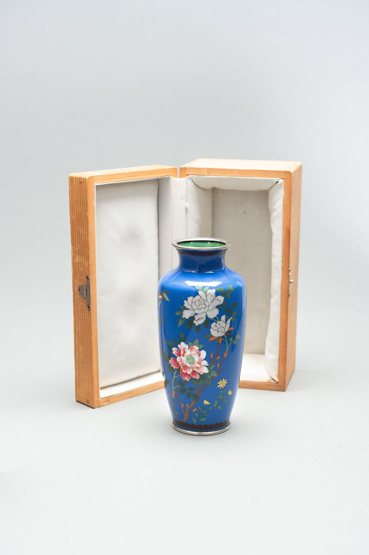 A BLUE CLOISONNÃ‰ ENAMEL VASE WITH PEONIES - Bild 11 aus 11