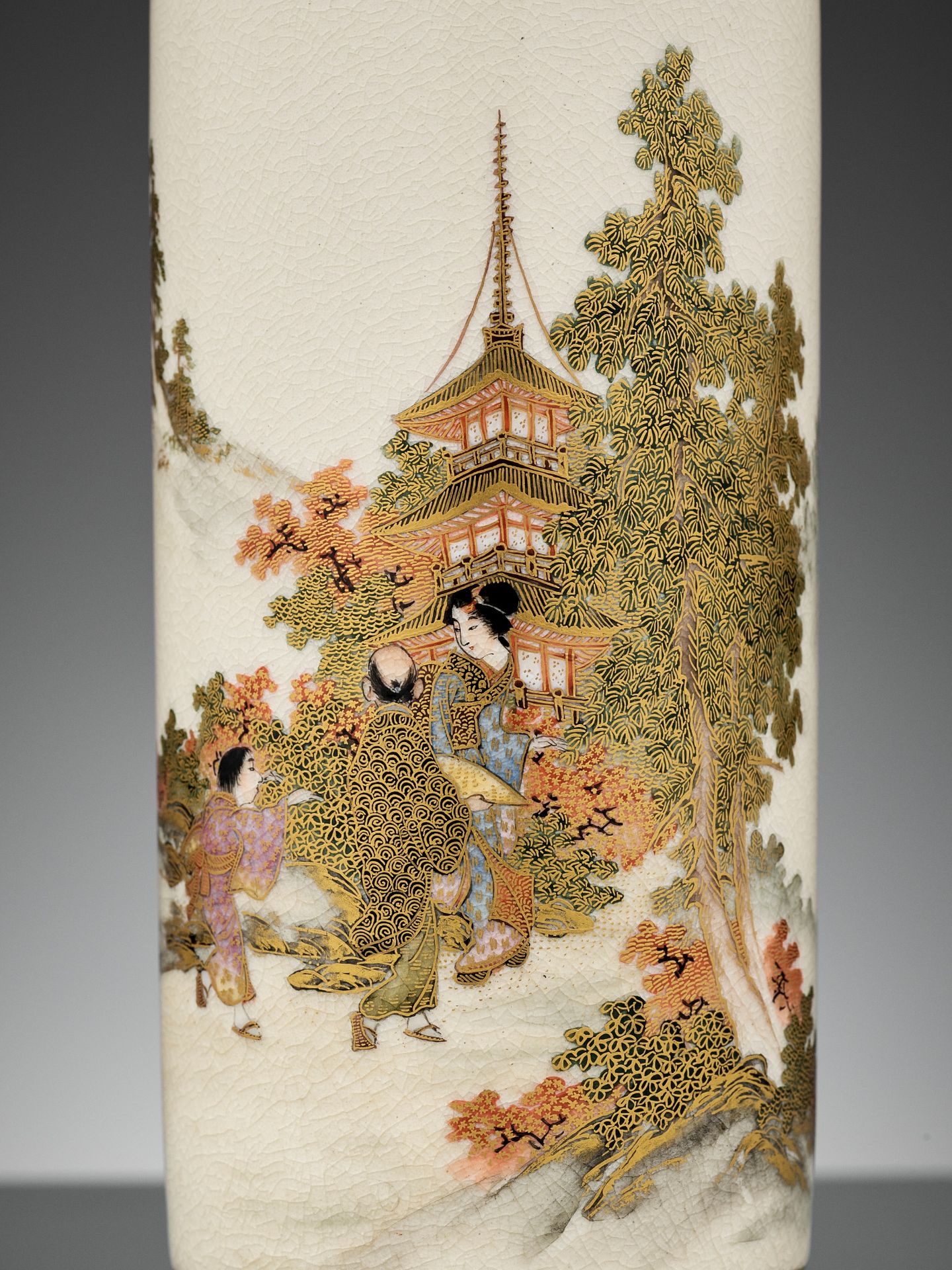 A FINE SATSUMA VASE DEPICTING A FAMILY TEMPLE VISIT - Bild 2 aus 9