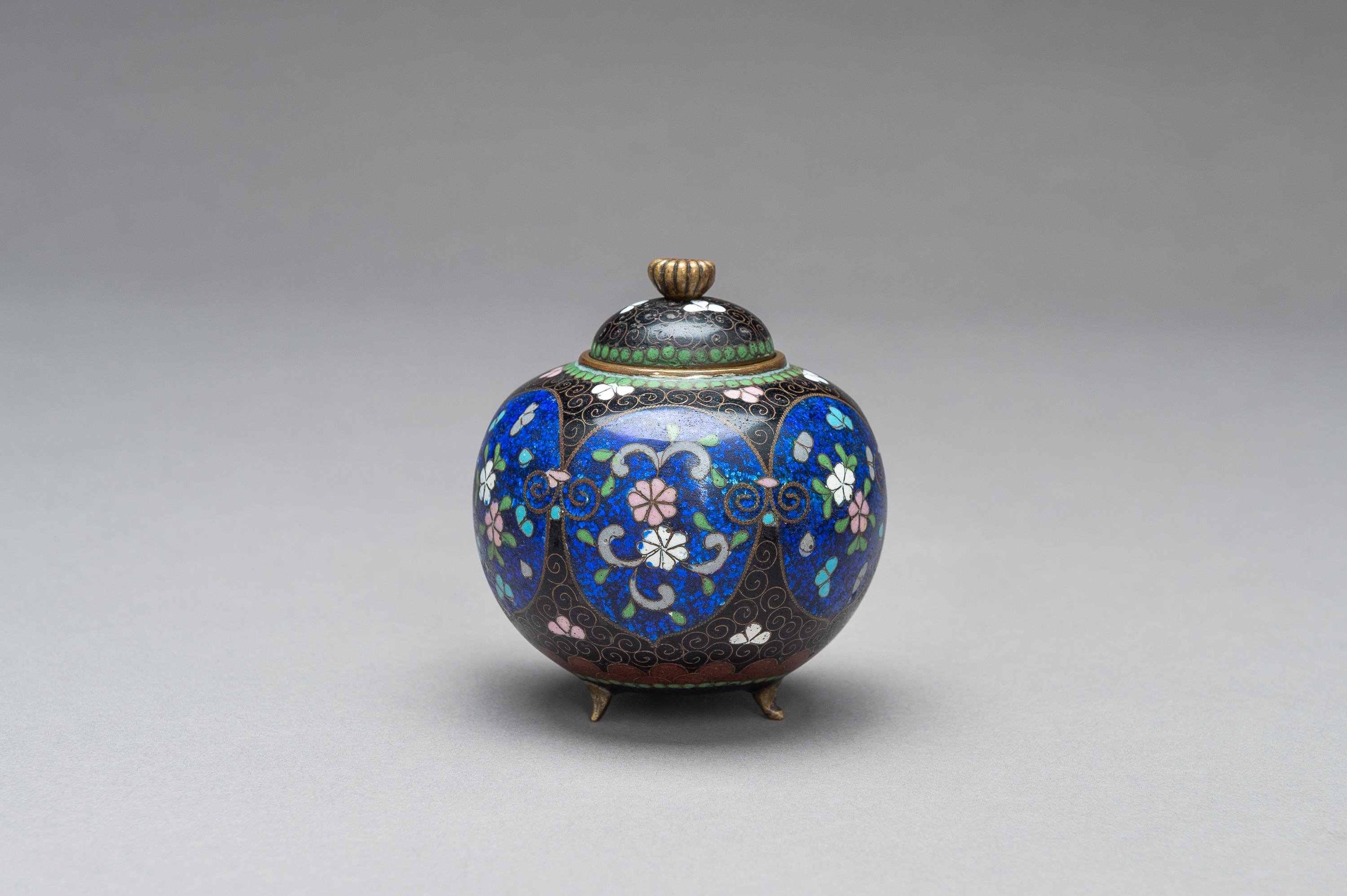 A CLOISONNÃ‰ KORO WITH COVER - Image 5 of 10