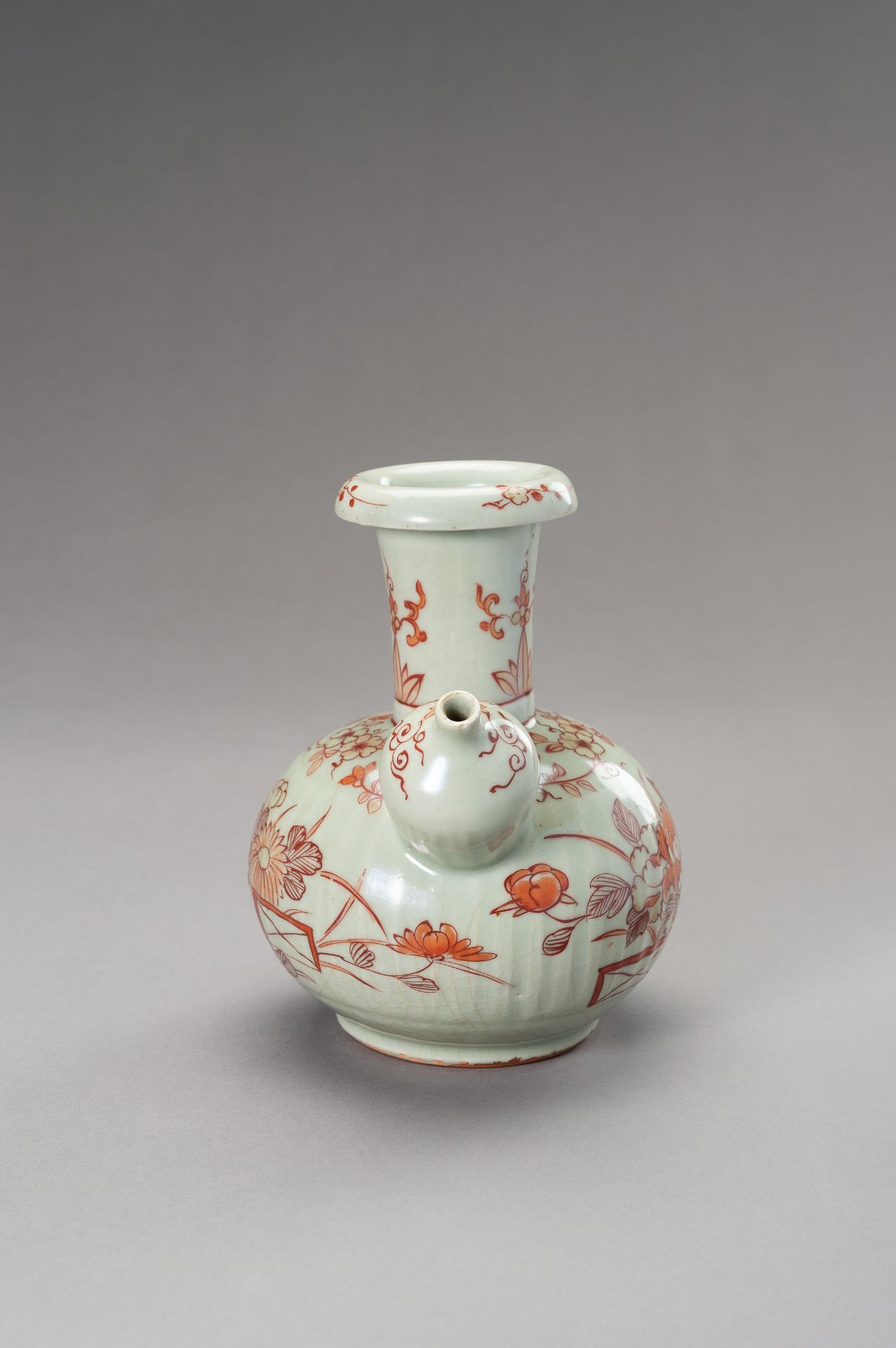 AN IMARI CELADON GROUND POURING VESSEL, KENDI, EDO PERIOD - Bild 6 aus 11