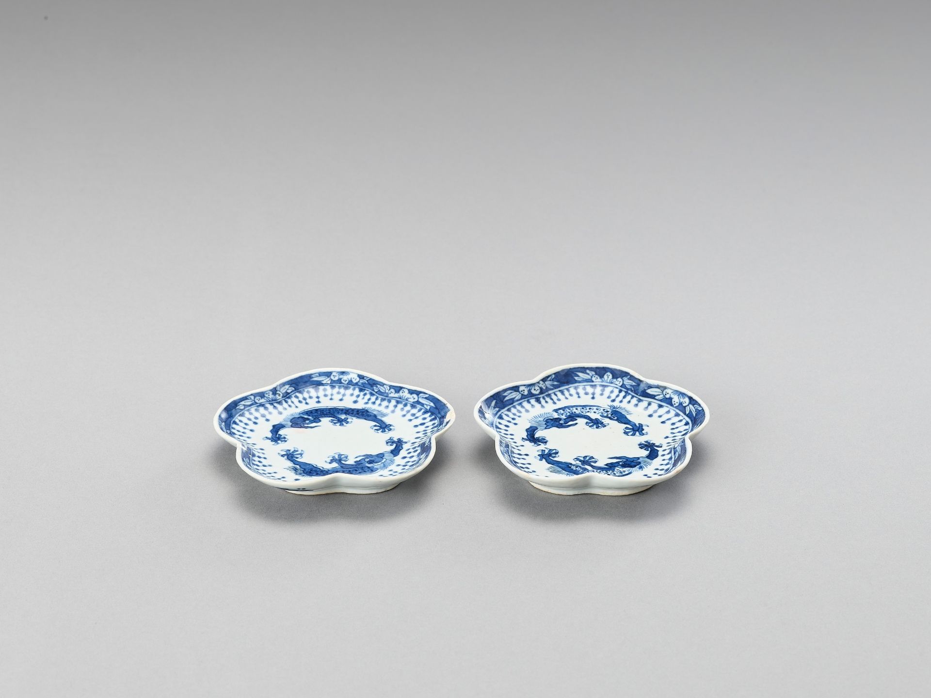 A SMALL PAIR OF LOBED BLUE AND WHITE PORCELAIN DISHES - Bild 2 aus 5