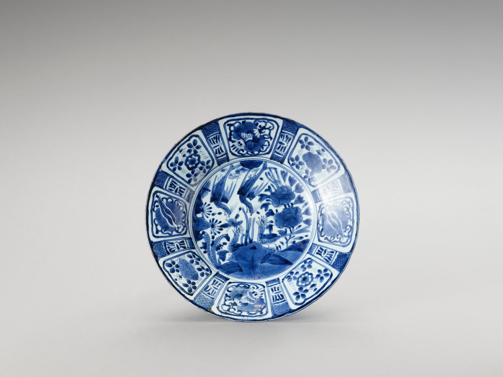 A BLUE AND WHITE PORCELAIN DISH