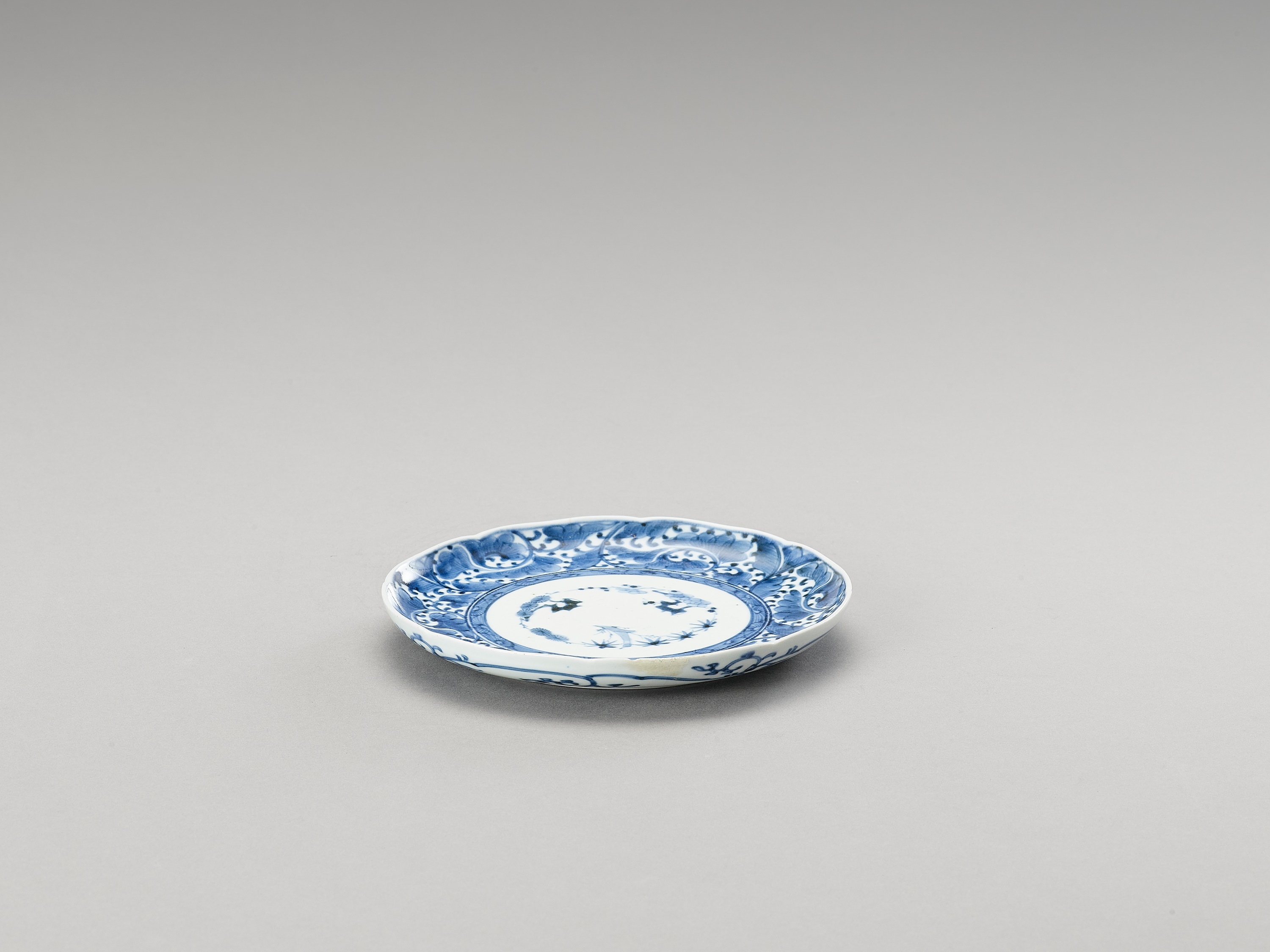 A BLUE AND WHITE ARITA PORCELAIN 'FLORAL' DISH - Image 2 of 4