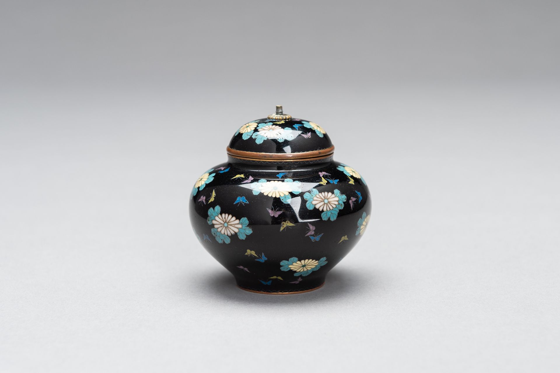 A CLOISONNÃ‰ ENAMEL MINIATURE VASE WITH COVER - Bild 2 aus 9