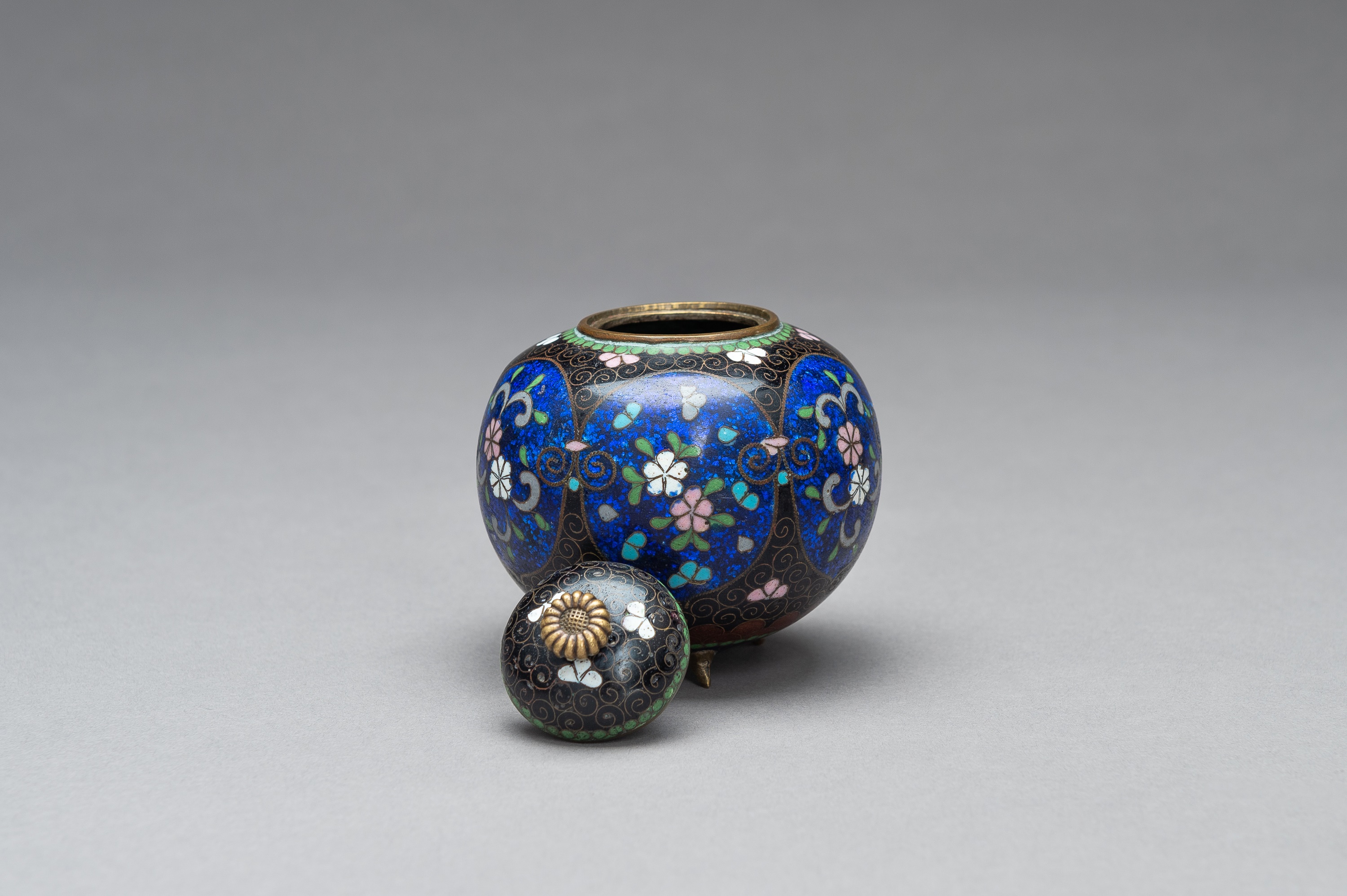 A CLOISONNÃ‰ KORO WITH COVER - Image 7 of 10