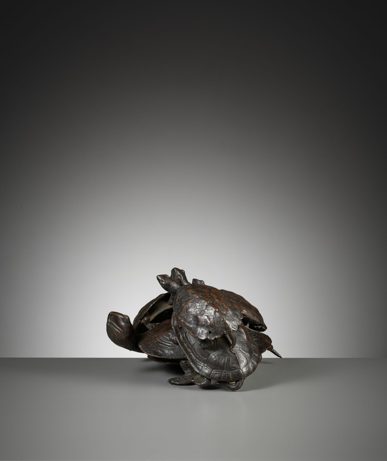 A LARGE BRONZE OKIMONO OF FIVE TURTLES - Bild 7 aus 12