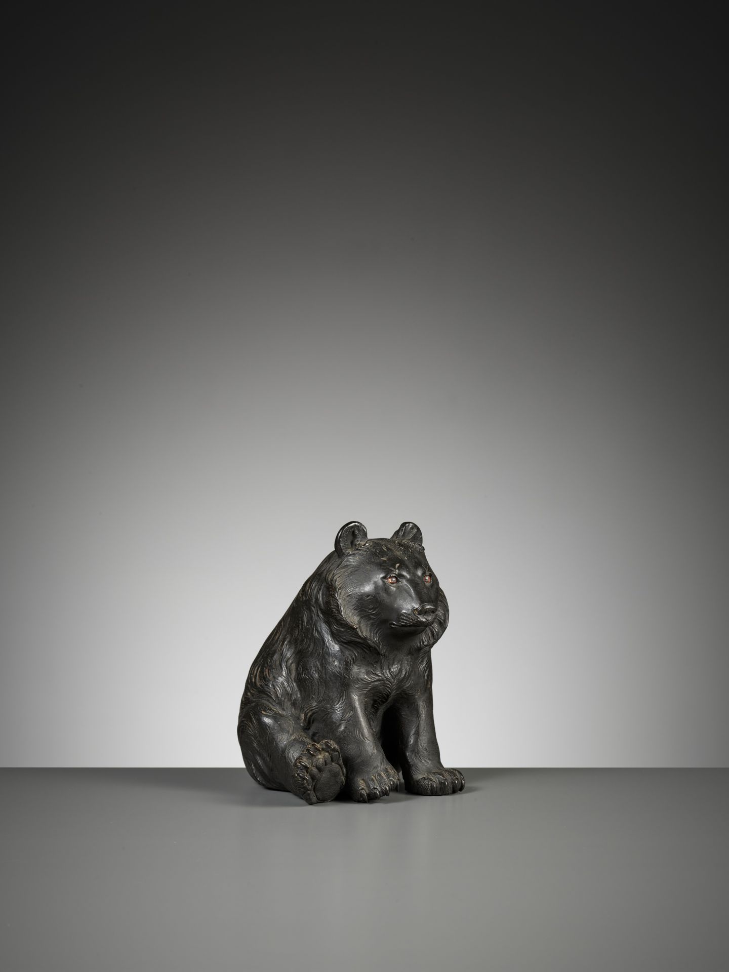 OMORI MITSUMOTO: A RARE AND CHARMING BRONZE OKIMONO OF A BEAR - Bild 3 aus 11