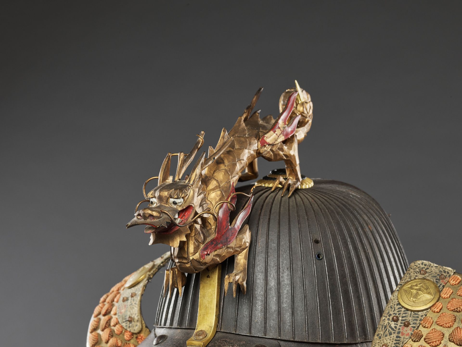 A SUJIBACHI KABUTO WITH DRAGON MAEDATE - Bild 2 aus 10