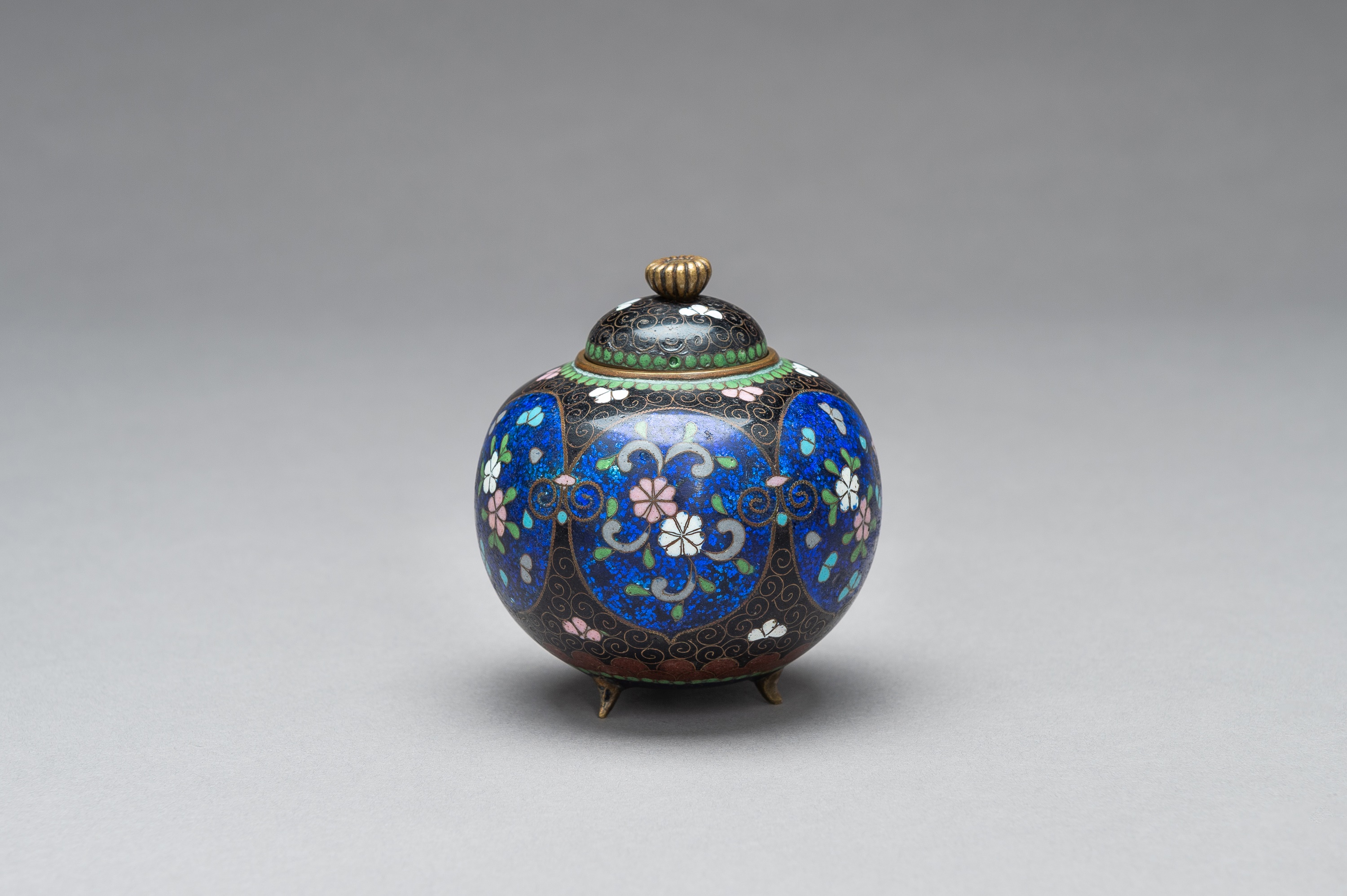 A CLOISONNÃ‰ KORO WITH COVER