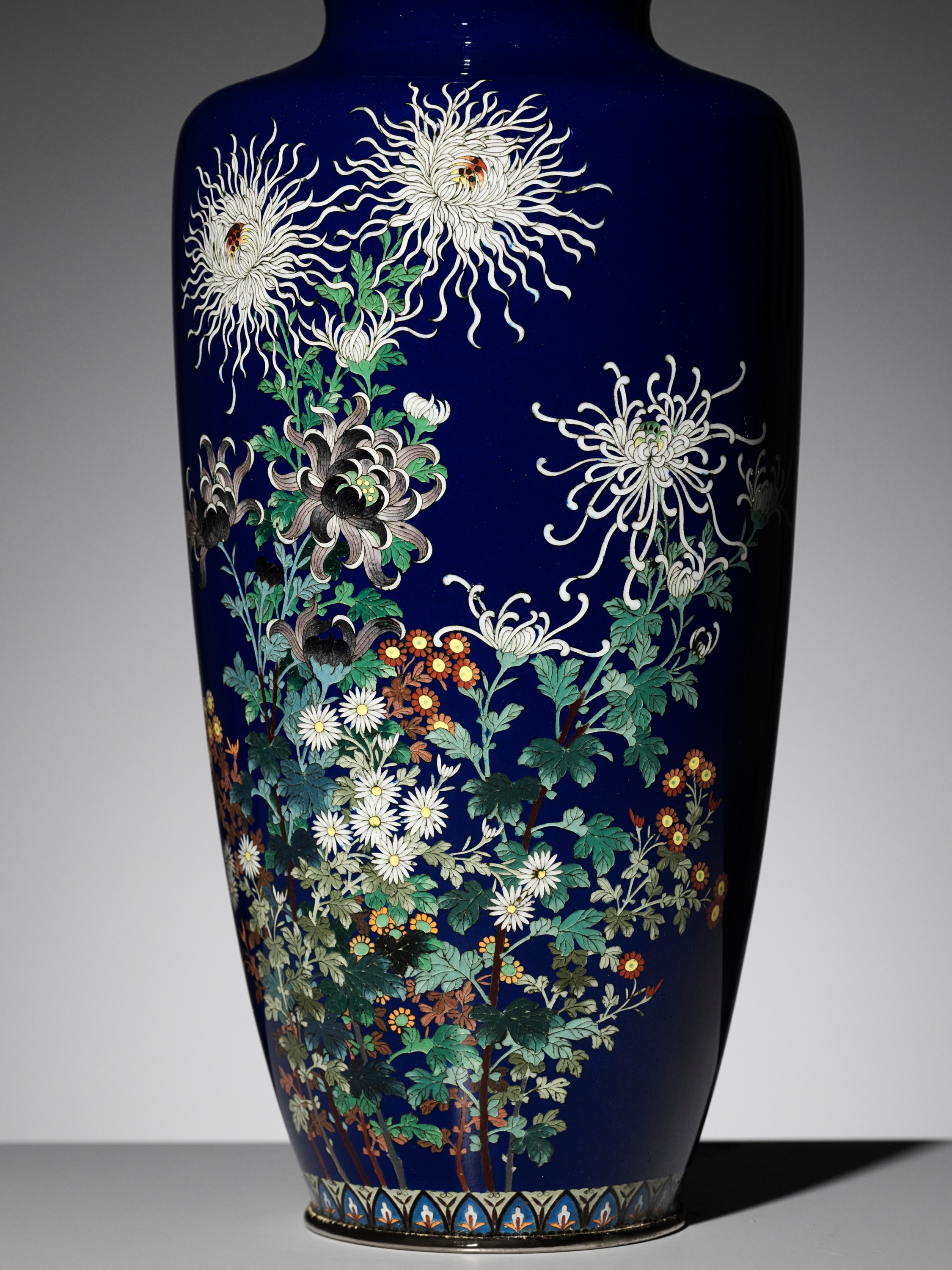 A LARGE MIDNIGHT-BLUE CLOISONNÃ‰ VASE WITH FLOWERS - Image 2 of 10