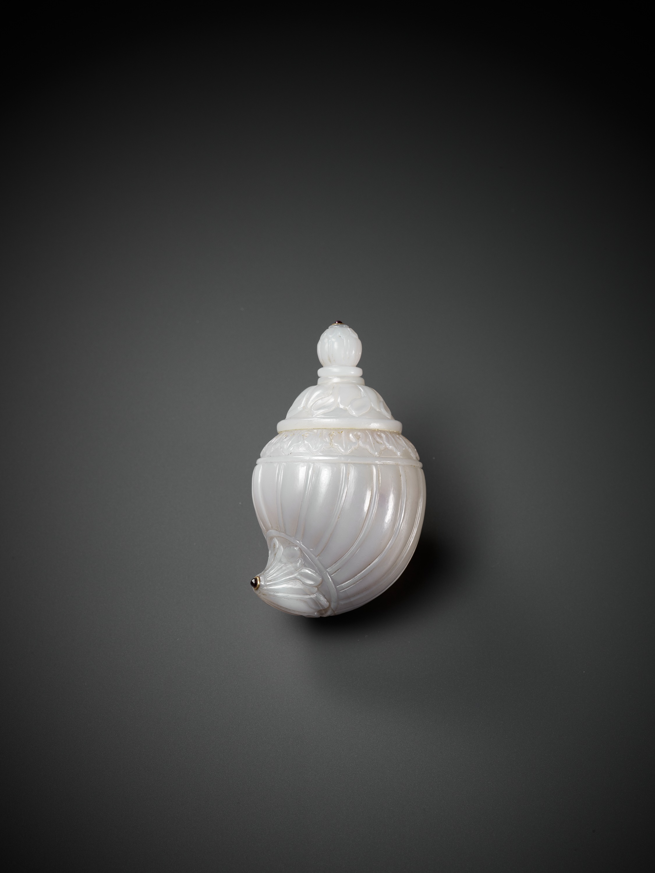 A MUGHAL CARVED AND INLAID JADE FLASK - Image 2 of 10