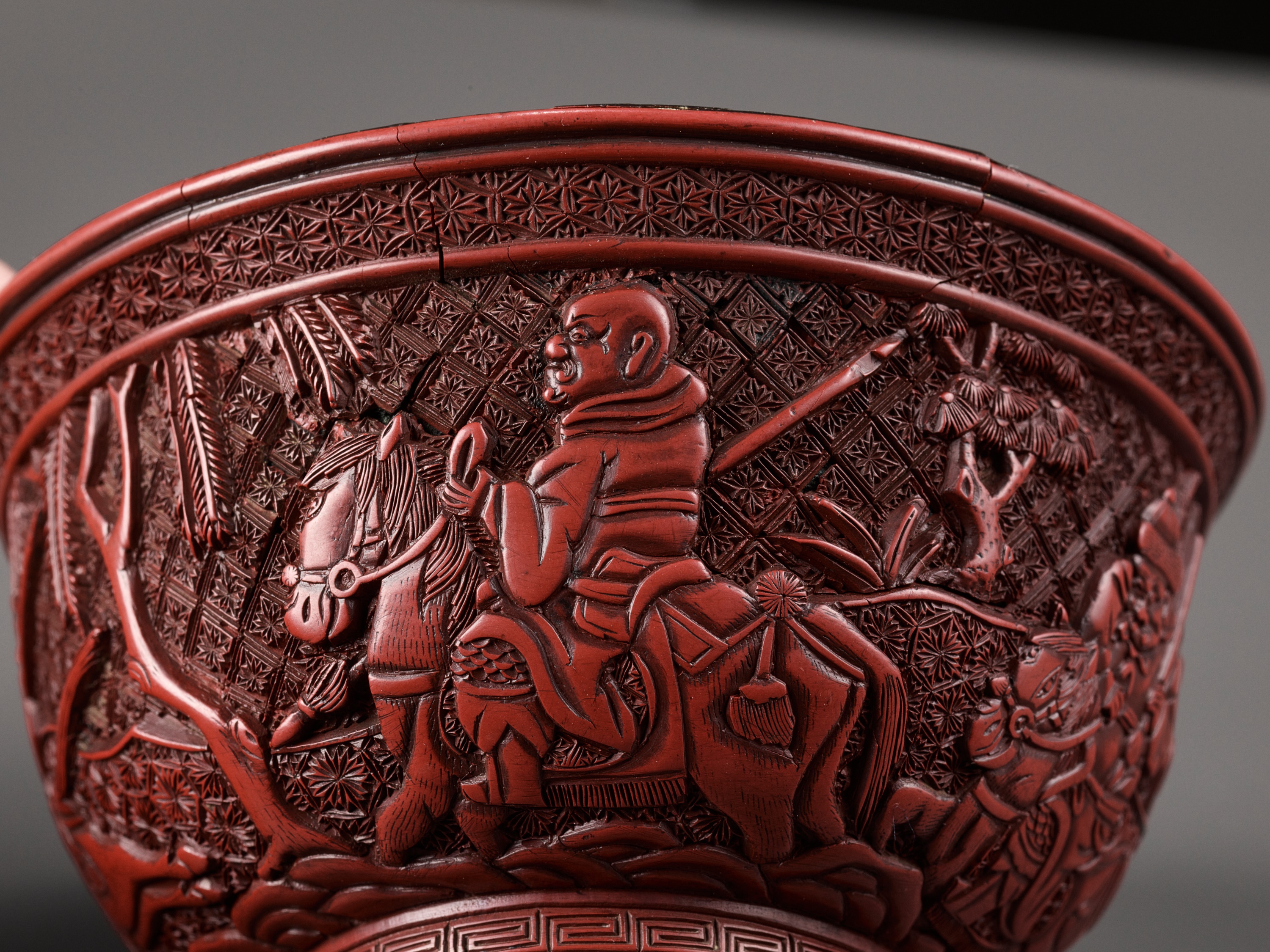 A RARE RED LACQUER 'MONGOL HUNT' BOWL, ATTRIBUTED TO ZHOU ZHU - Bild 10 aus 20