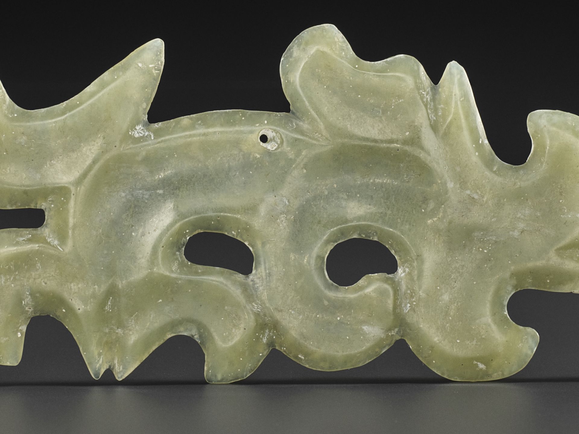 A GREEN JADE 'CLOUD-SCROLL' PENDANT, HONGSHAN CULTURE - Image 7 of 8