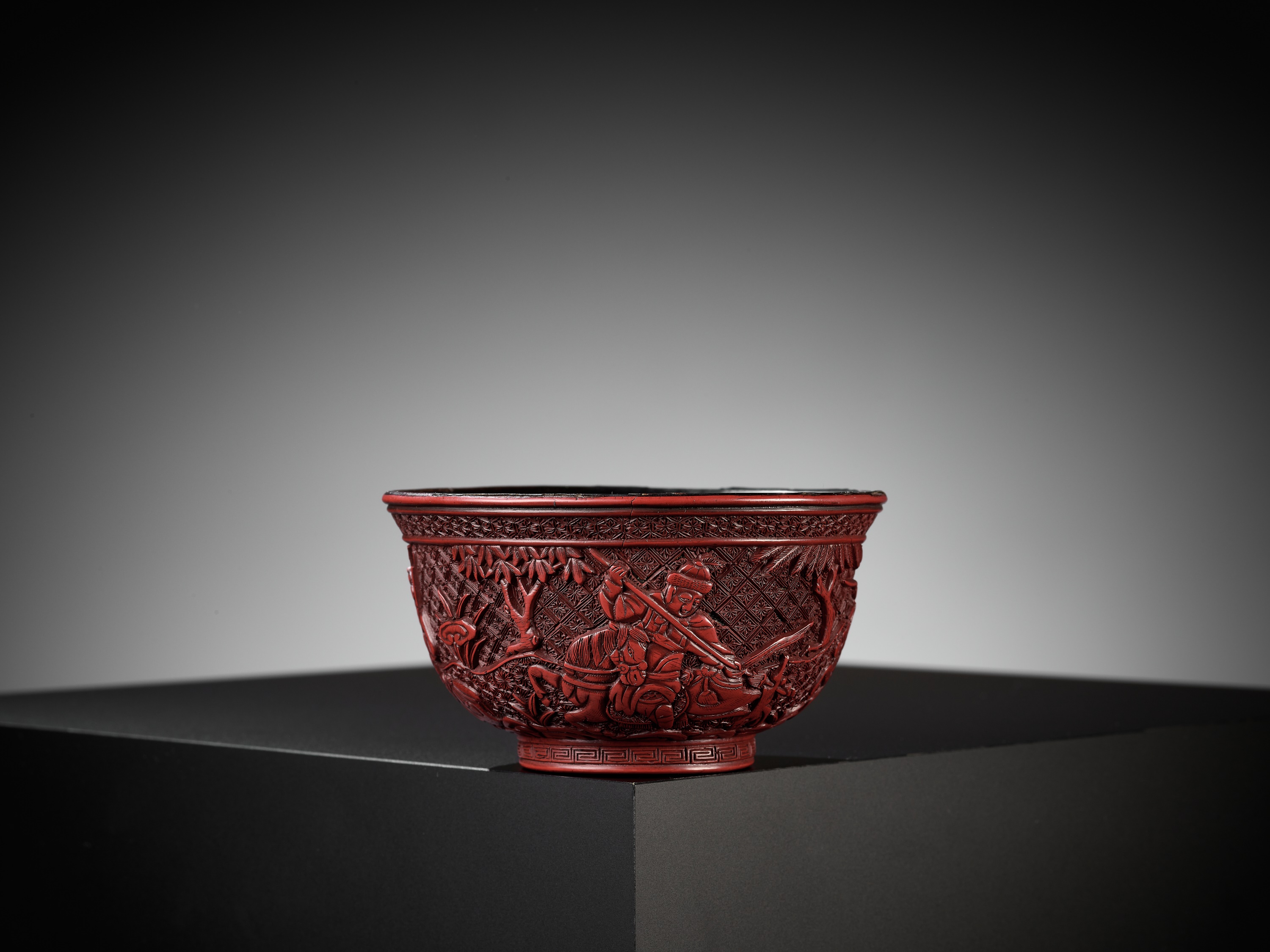 A RARE RED LACQUER 'MONGOL HUNT' BOWL, ATTRIBUTED TO ZHOU ZHU - Bild 18 aus 20