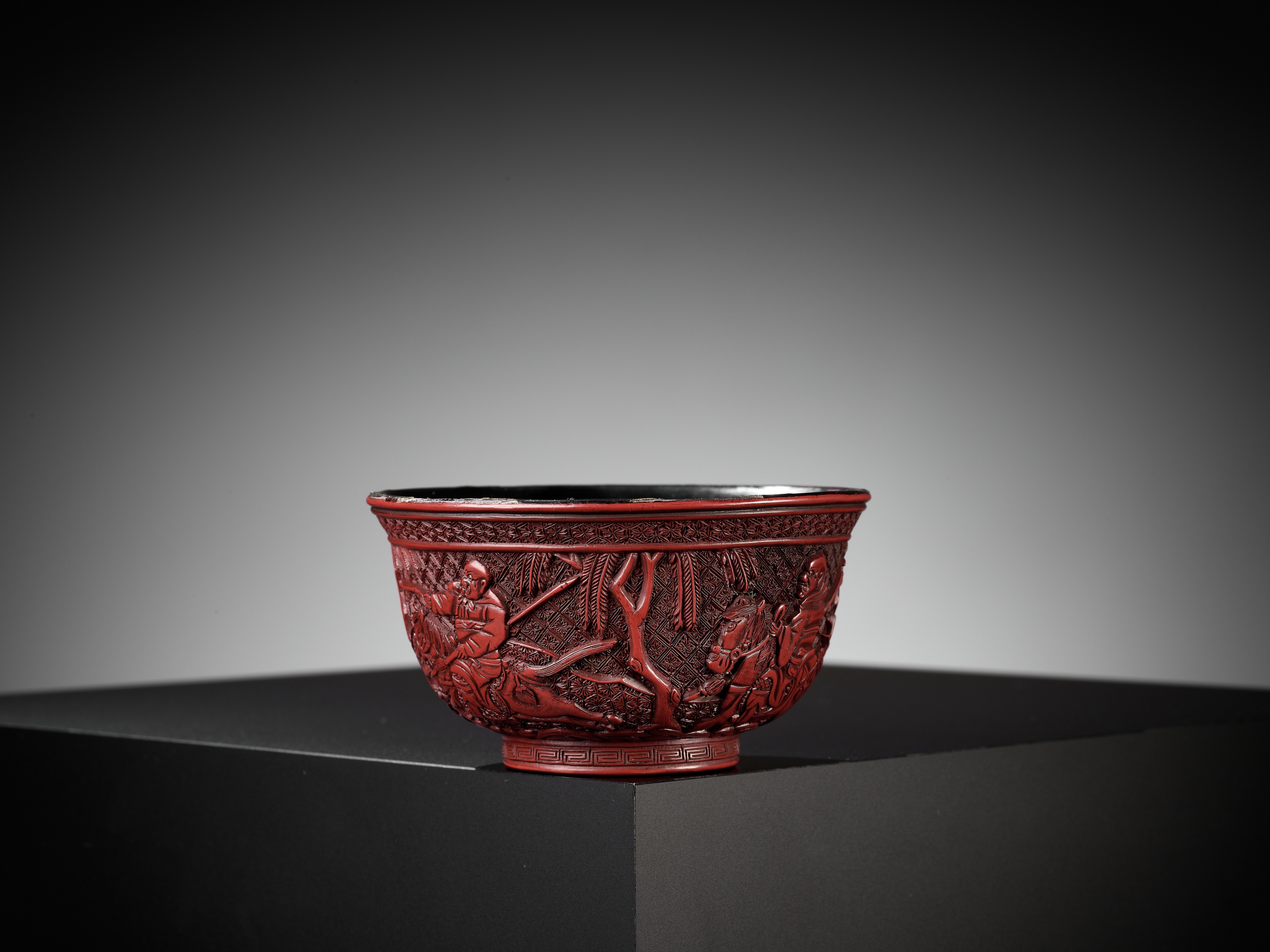 A RARE RED LACQUER 'MONGOL HUNT' BOWL, ATTRIBUTED TO ZHOU ZHU - Bild 14 aus 20