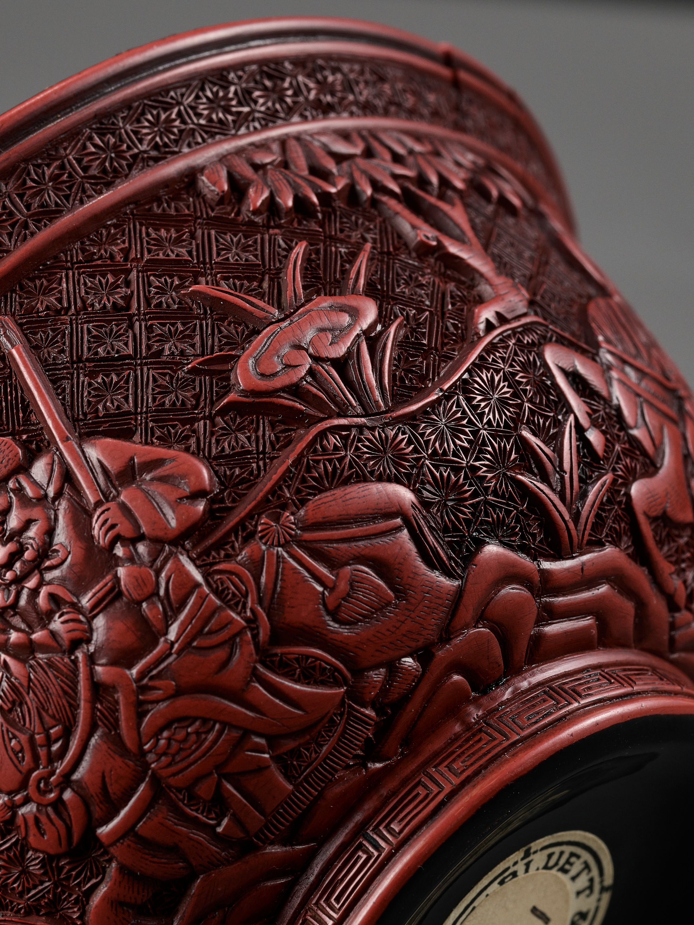 A RARE RED LACQUER 'MONGOL HUNT' BOWL, ATTRIBUTED TO ZHOU ZHU - Bild 11 aus 20