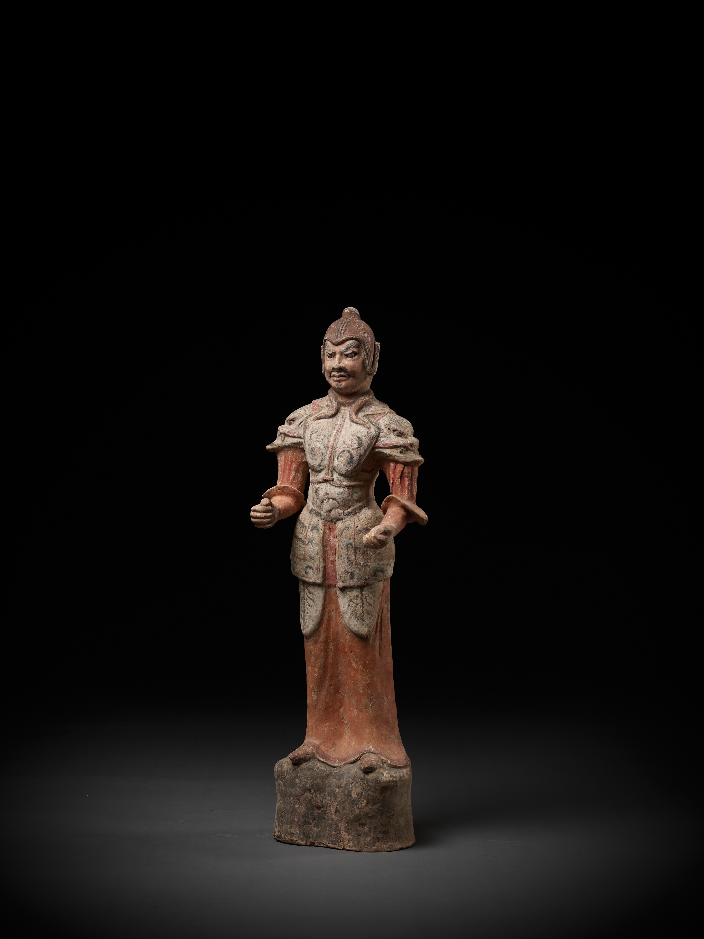 A MASSIVE PAINTED POTTERY FIGURE OF A LOKAPALA, TANG DYNASTY - Bild 5 aus 11