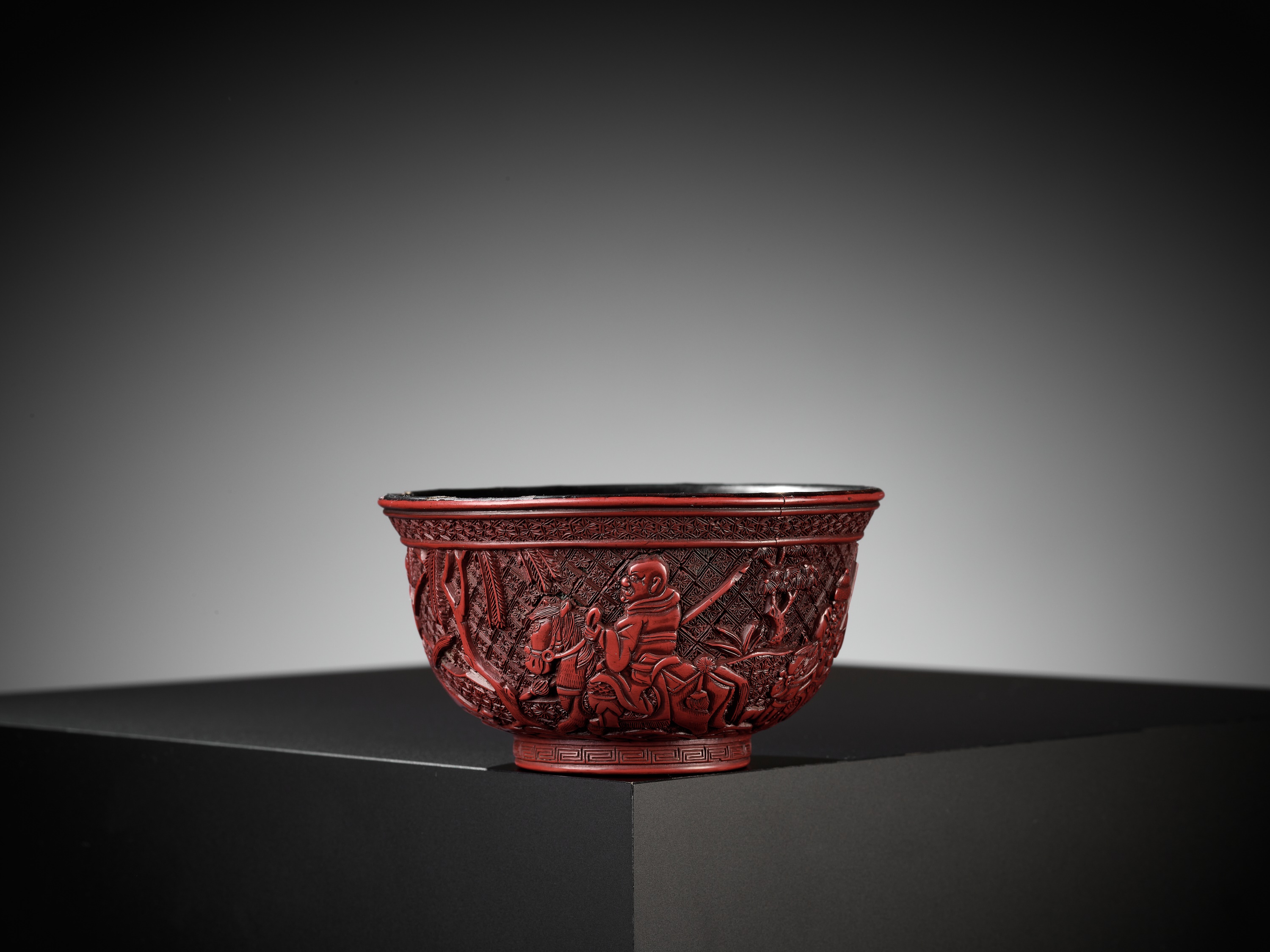 A RARE RED LACQUER 'MONGOL HUNT' BOWL, ATTRIBUTED TO ZHOU ZHU - Bild 15 aus 20