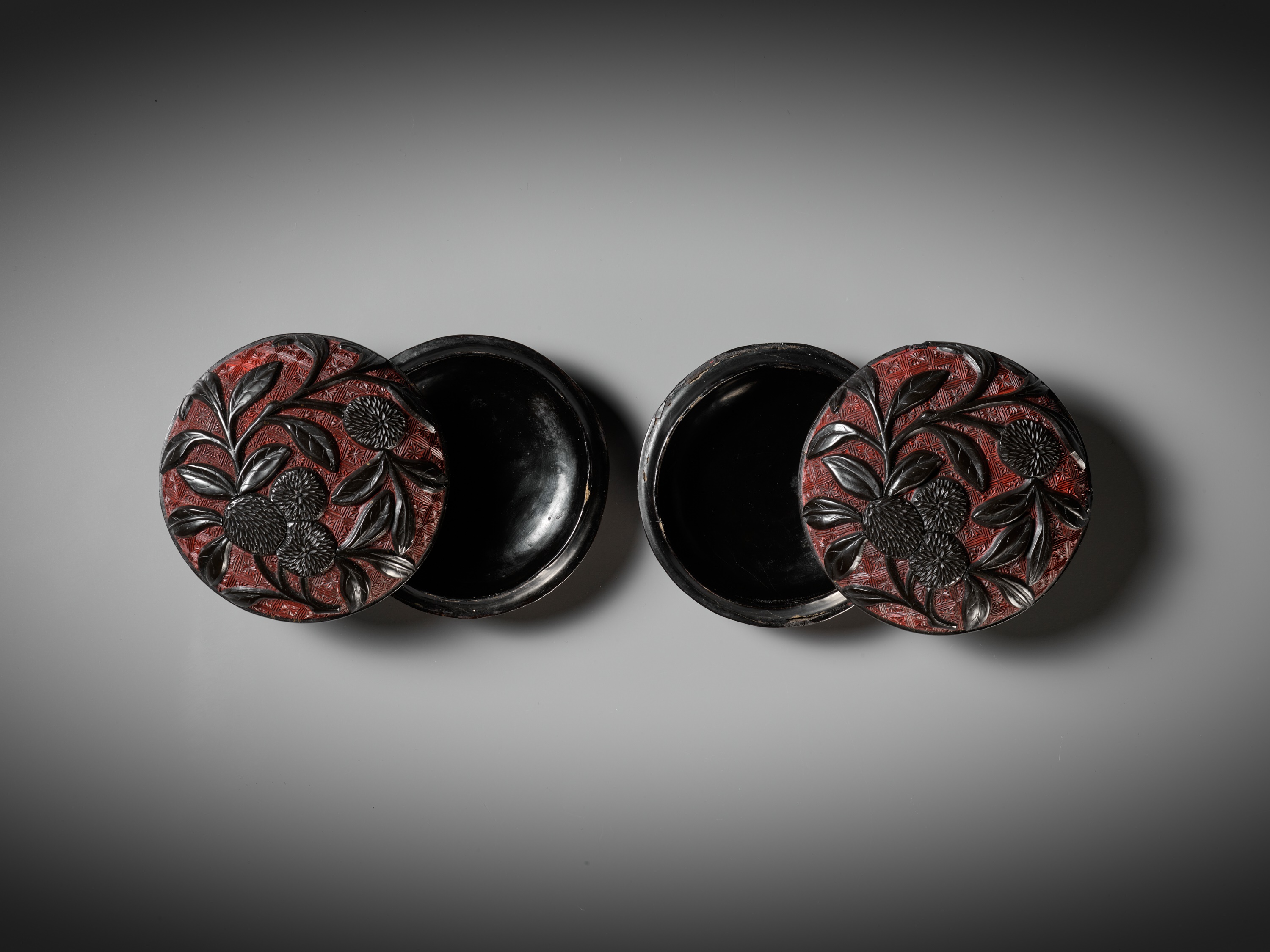 A PAIR OF RED AND BLACK LACQUER 'LYCHEE' BOXES AND COVERS, MING DYNASTY - Image 7 of 11