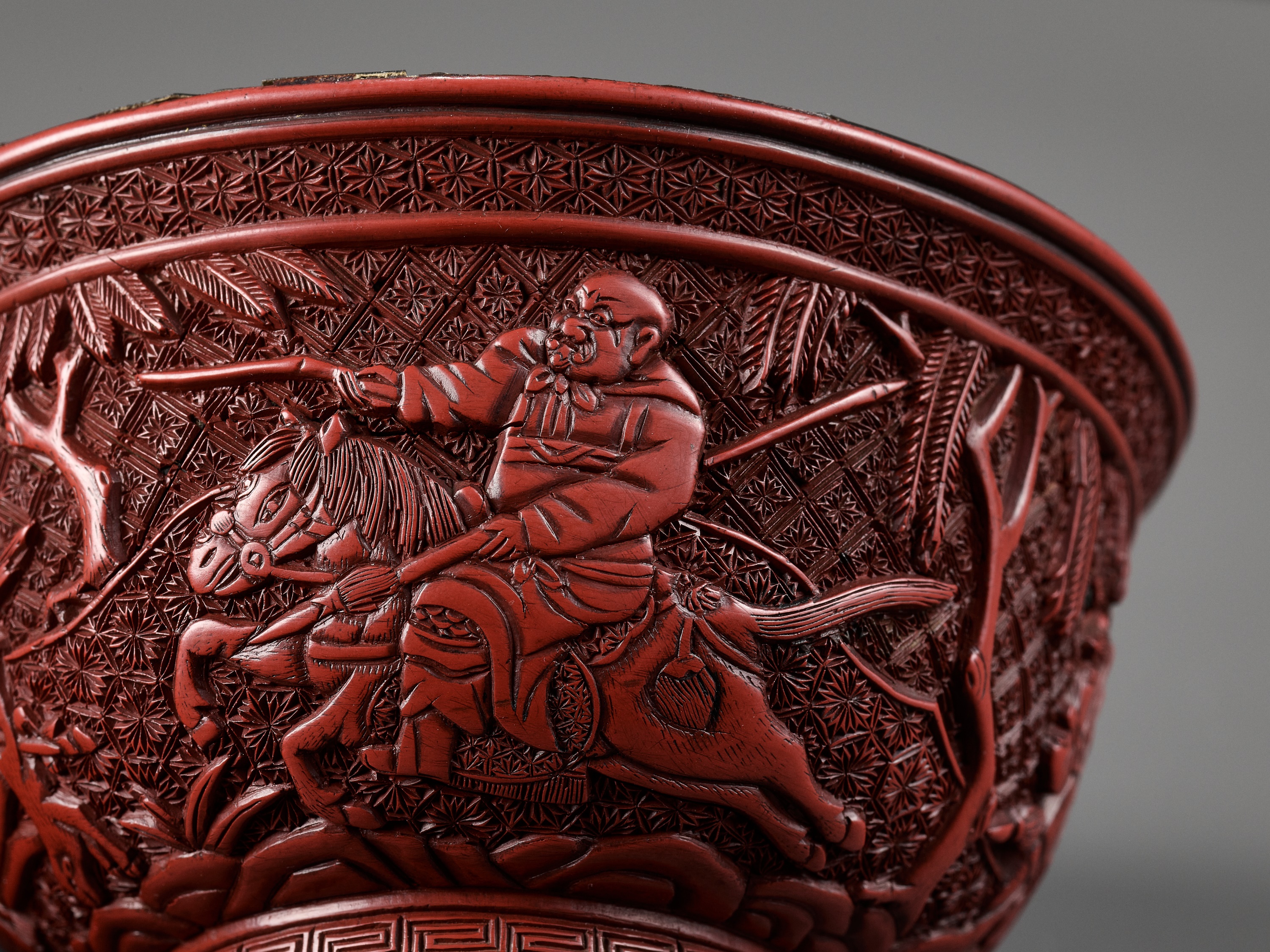 A RARE RED LACQUER 'MONGOL HUNT' BOWL, ATTRIBUTED TO ZHOU ZHU - Bild 4 aus 20