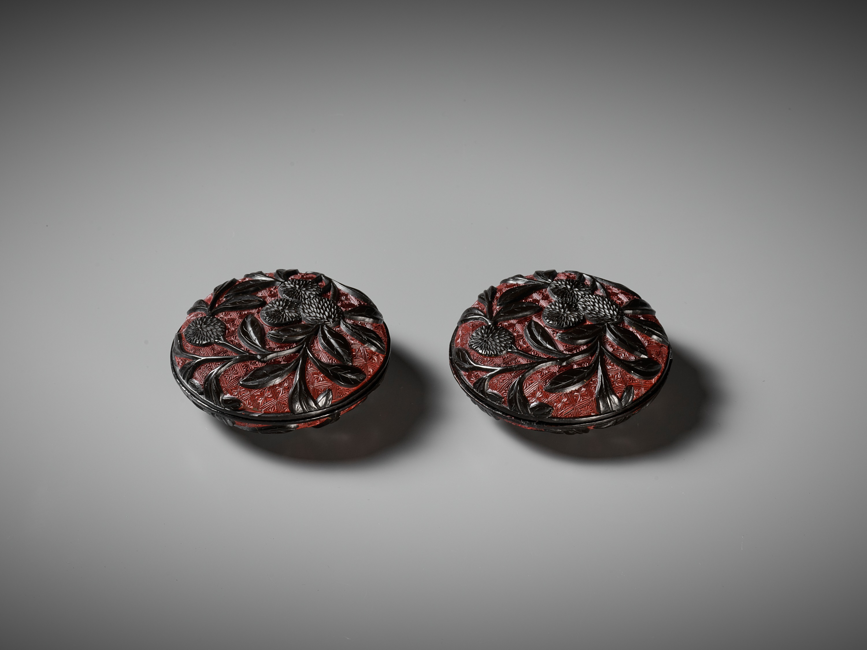 A PAIR OF RED AND BLACK LACQUER 'LYCHEE' BOXES AND COVERS, MING DYNASTY - Image 6 of 11