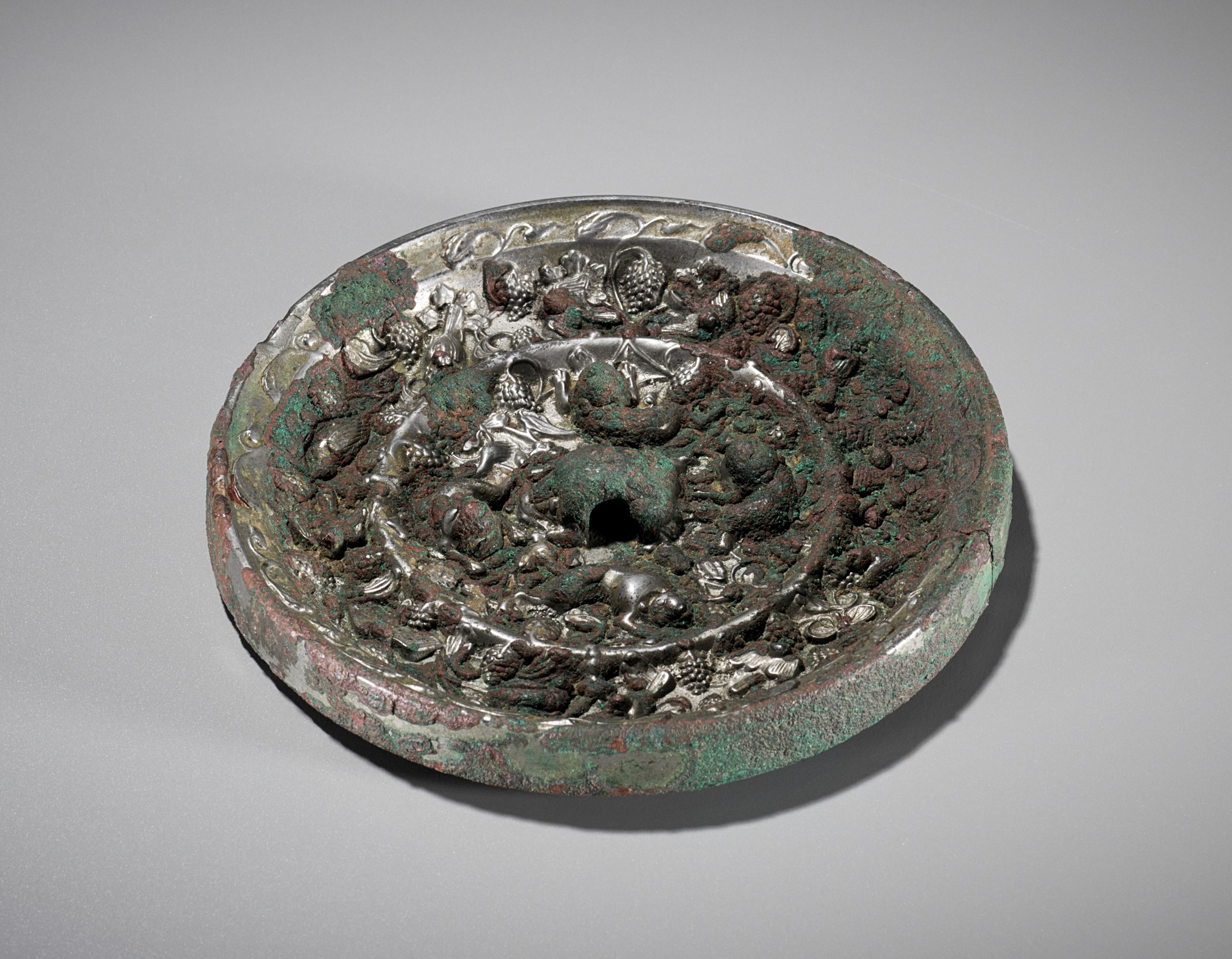 A SILVERED BRONZE 'LION AND GRAPEVINES' MIRROR, TANG DYNASTY - Bild 2 aus 7