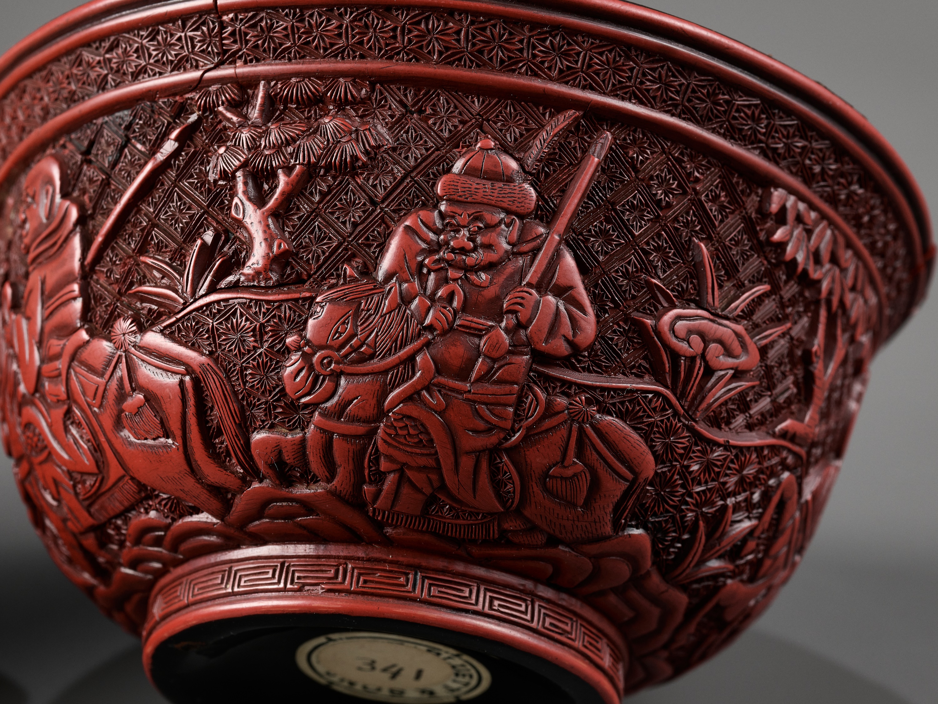 A RARE RED LACQUER 'MONGOL HUNT' BOWL, ATTRIBUTED TO ZHOU ZHU - Bild 8 aus 20