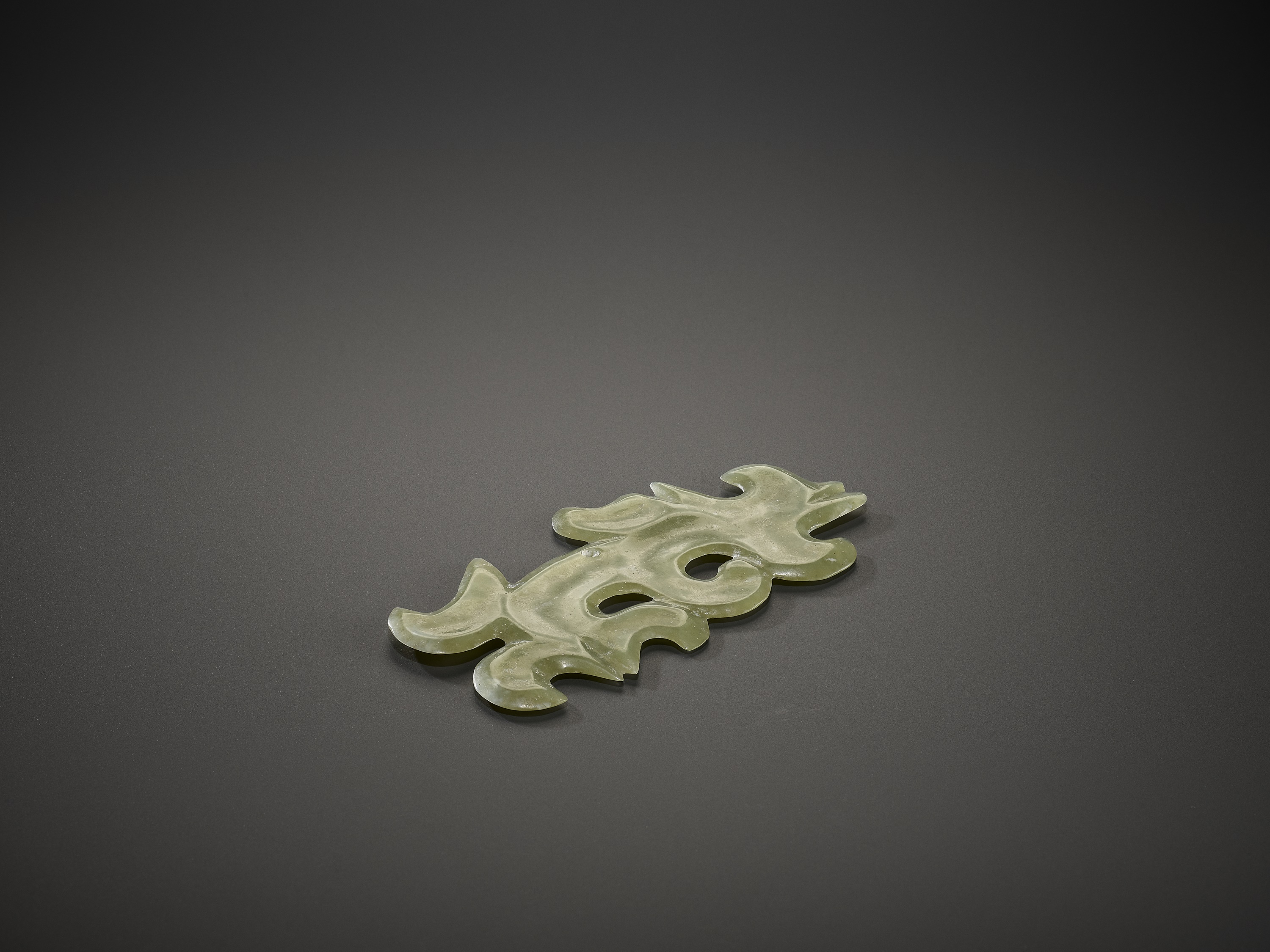 A GREEN JADE 'CLOUD-SCROLL' PENDANT, HONGSHAN CULTURE - Image 8 of 8