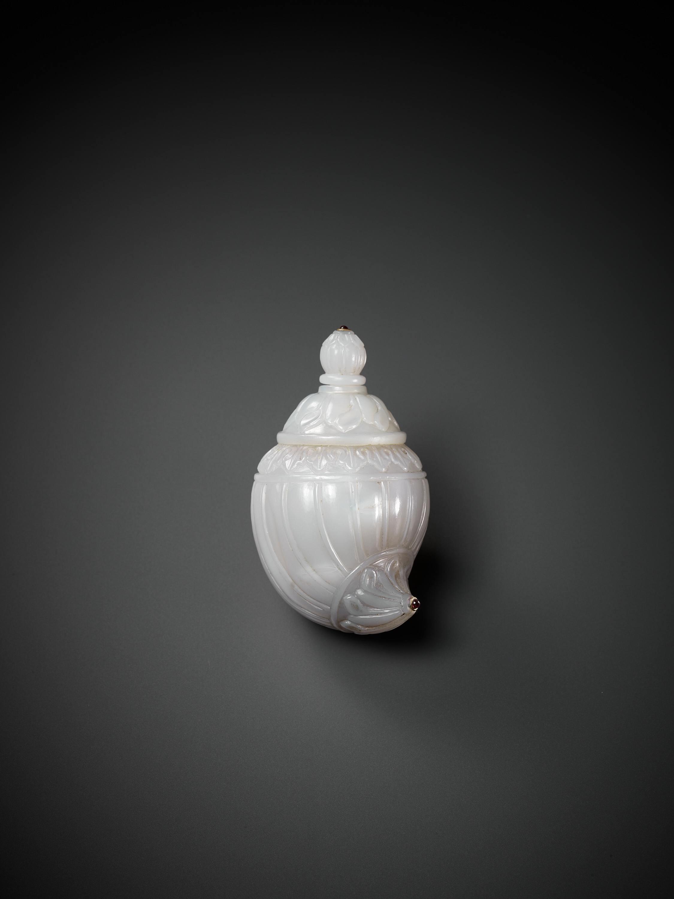 A MUGHAL CARVED AND INLAID JADE FLASK - Image 6 of 10