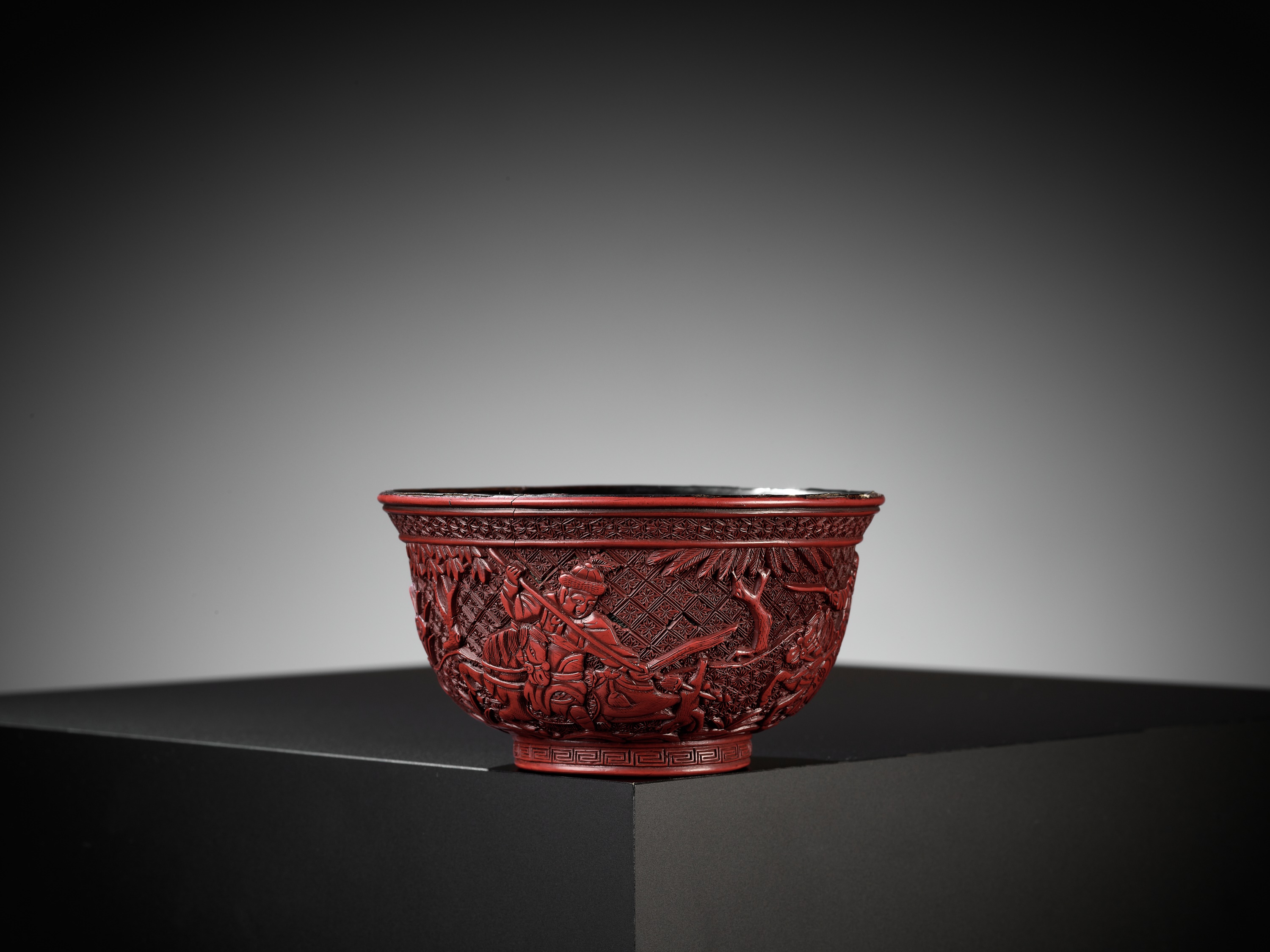 A RARE RED LACQUER 'MONGOL HUNT' BOWL, ATTRIBUTED TO ZHOU ZHU - Bild 17 aus 20