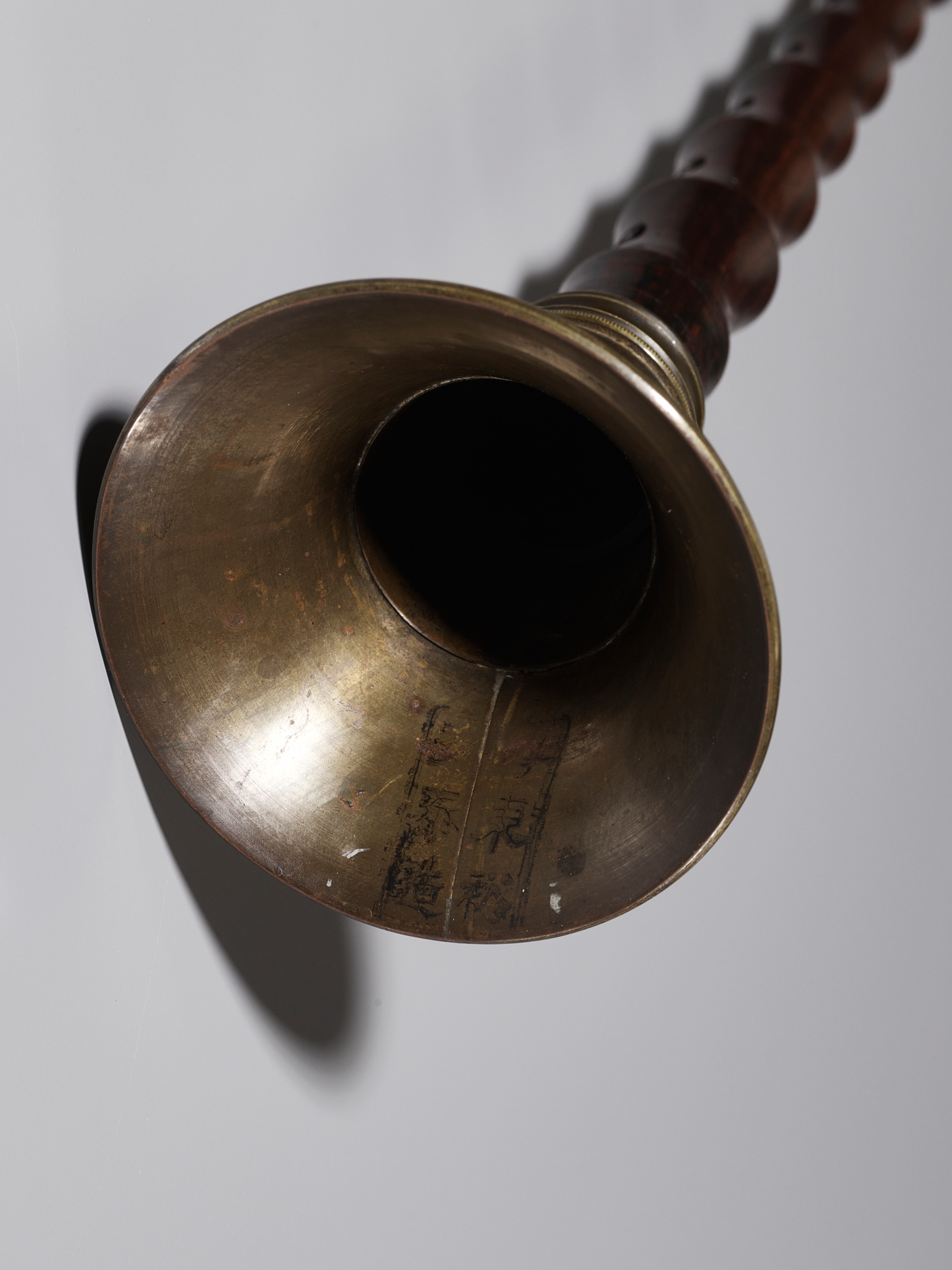 A BRASS AND WOOD OBOE, HAIDI, 18TH-19TH CENTURY - Image 8 of 9