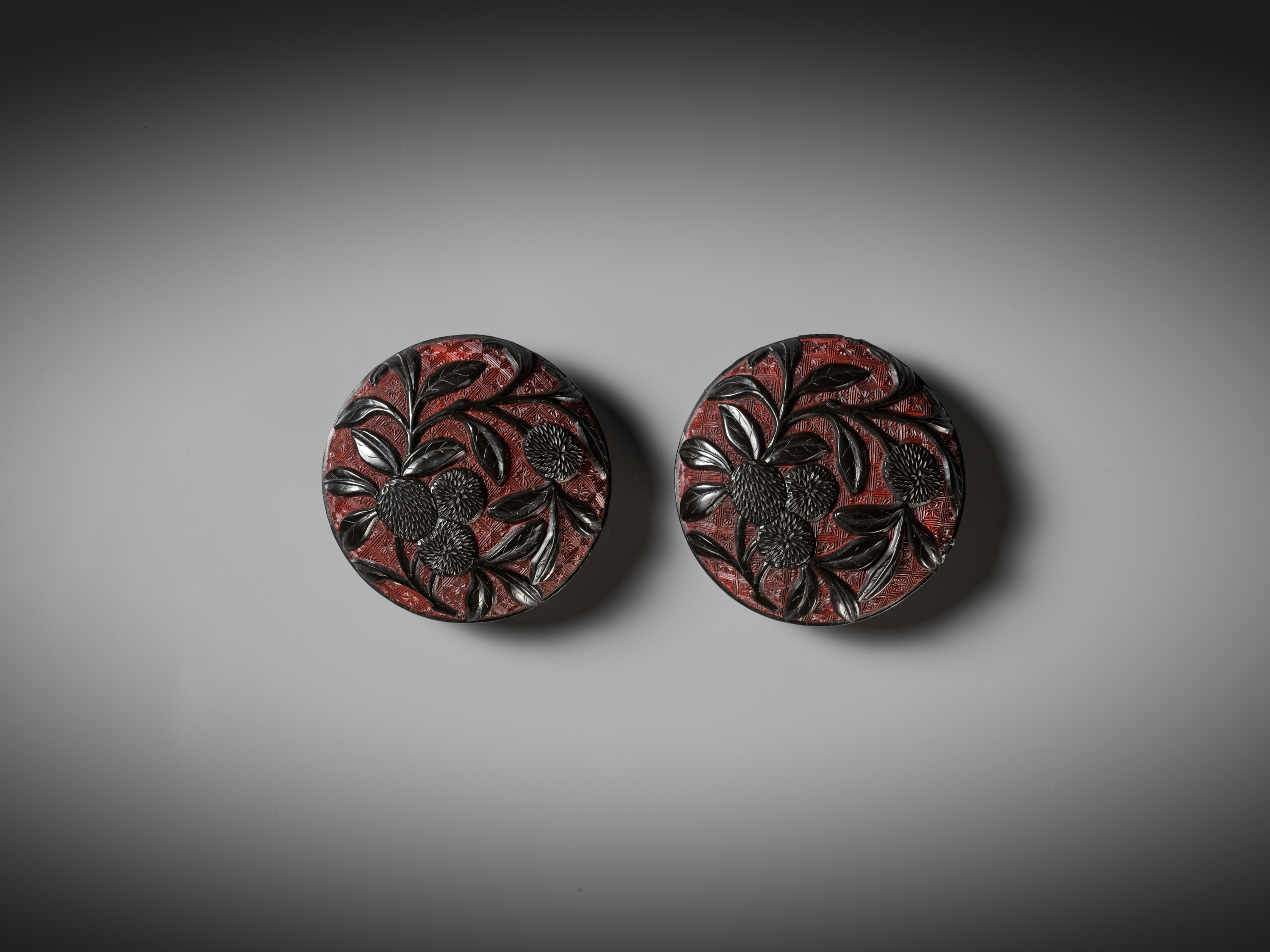 A PAIR OF RED AND BLACK LACQUER 'LYCHEE' BOXES AND COVERS, MING DYNASTY - Image 8 of 11