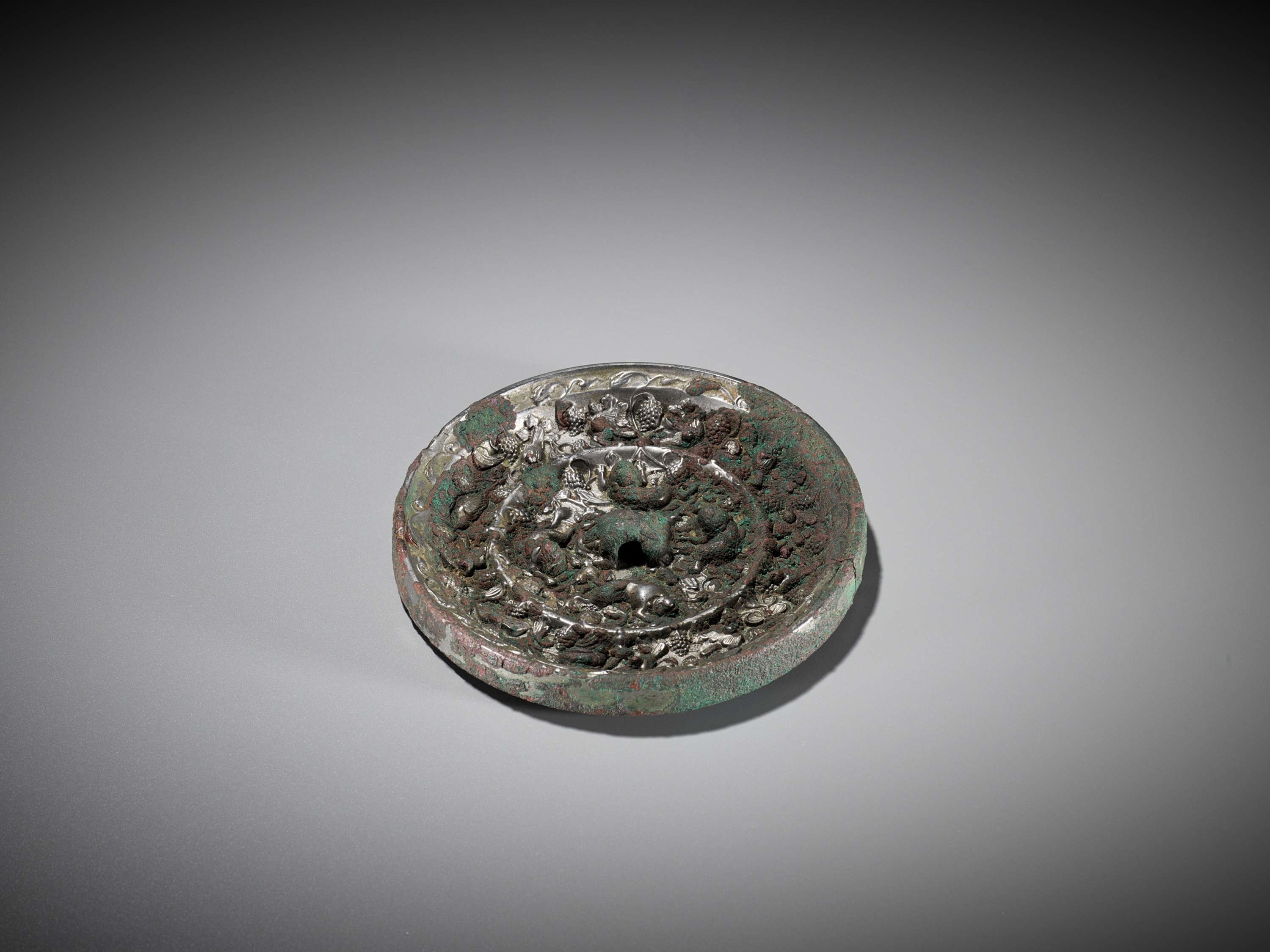 A SILVERED BRONZE 'LION AND GRAPEVINES' MIRROR, TANG DYNASTY - Bild 6 aus 7