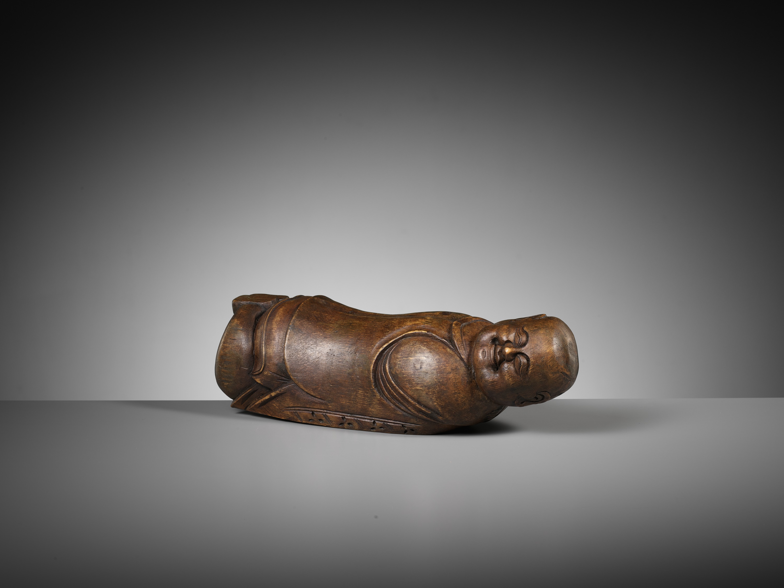 A CARVED BAMBOO 'SLEEPING BOY' PILLOW, QING DYNASTY - Image 6 of 9