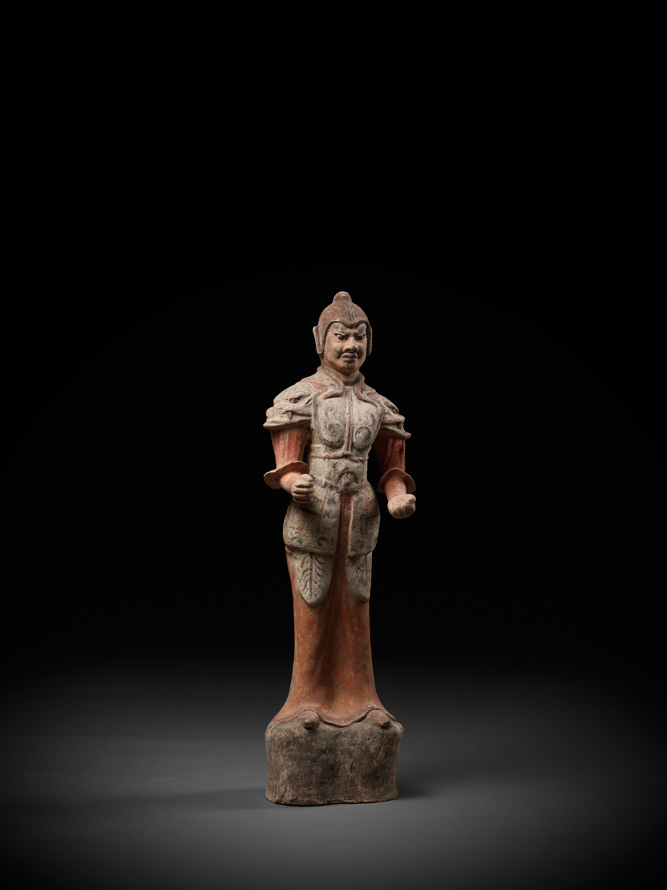 A MASSIVE PAINTED POTTERY FIGURE OF A LOKAPALA, TANG DYNASTY - Bild 9 aus 11