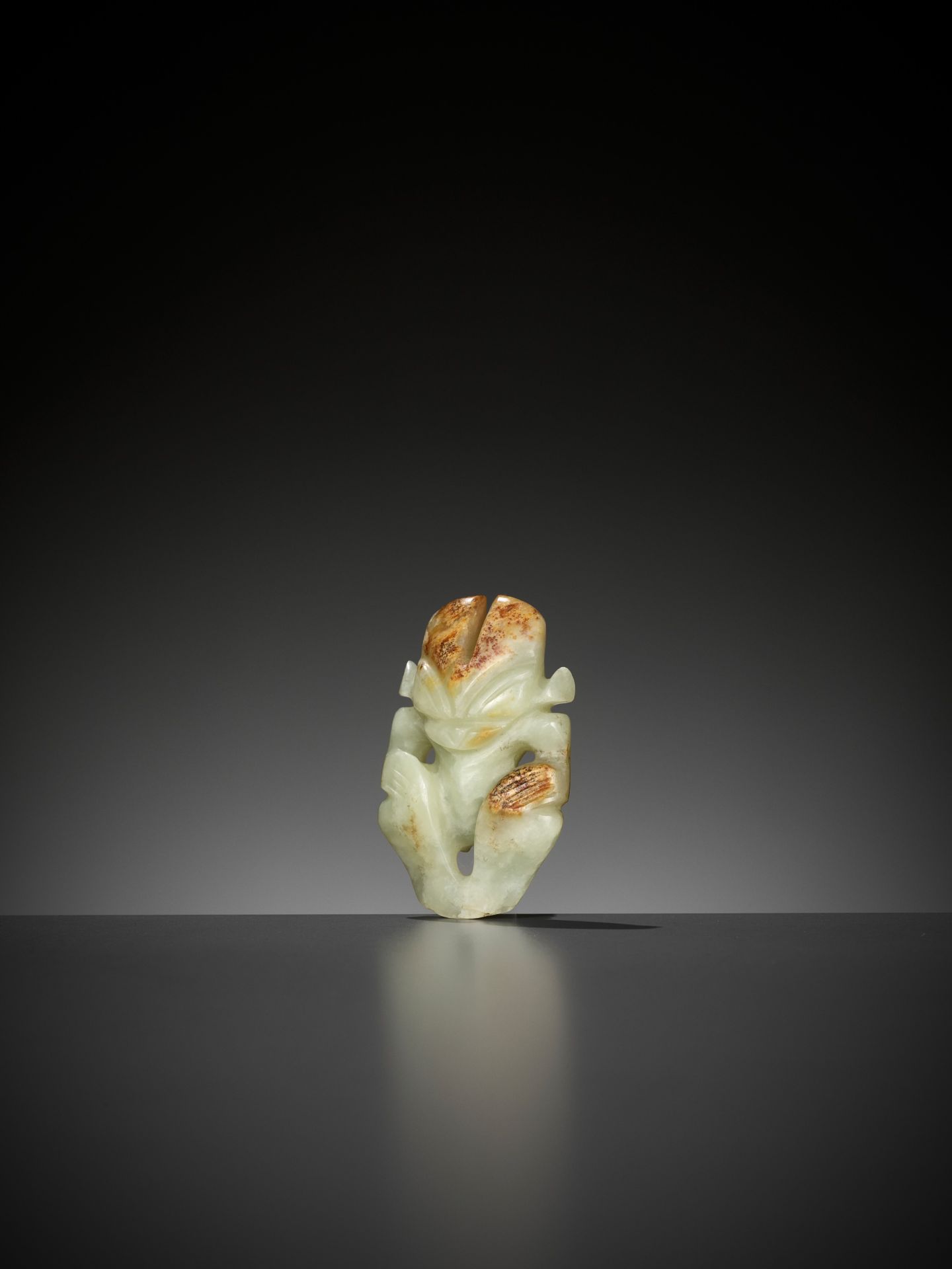 A RARE YELLOW AND RUSSET JADE 'HUMANOID FIGURE' PENDANT, HONGSHAN CULTURE - Image 2 of 10