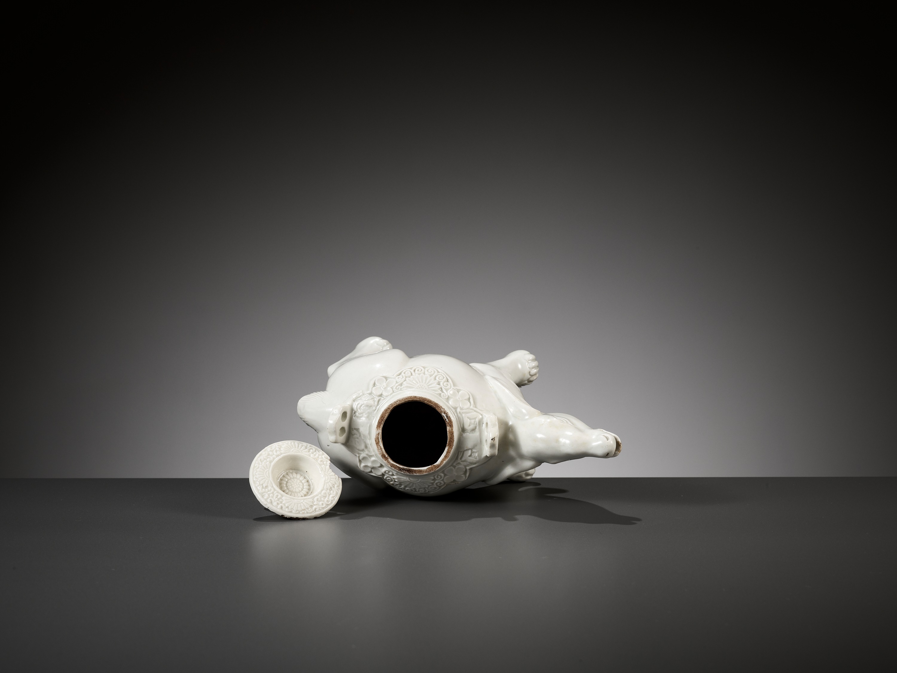 A DEHUA 'RABBIT' WATERDROPPER AND COVER, EARLY QING DYNASTY - Bild 12 aus 12